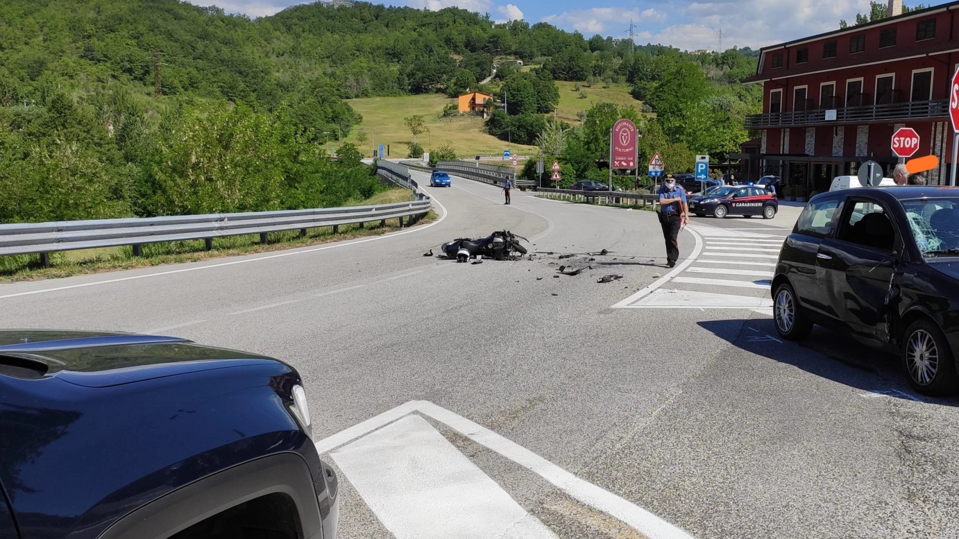 Colli a Volturno: auto e moto si scontrano al bivio del paese. Centauro in ospedale