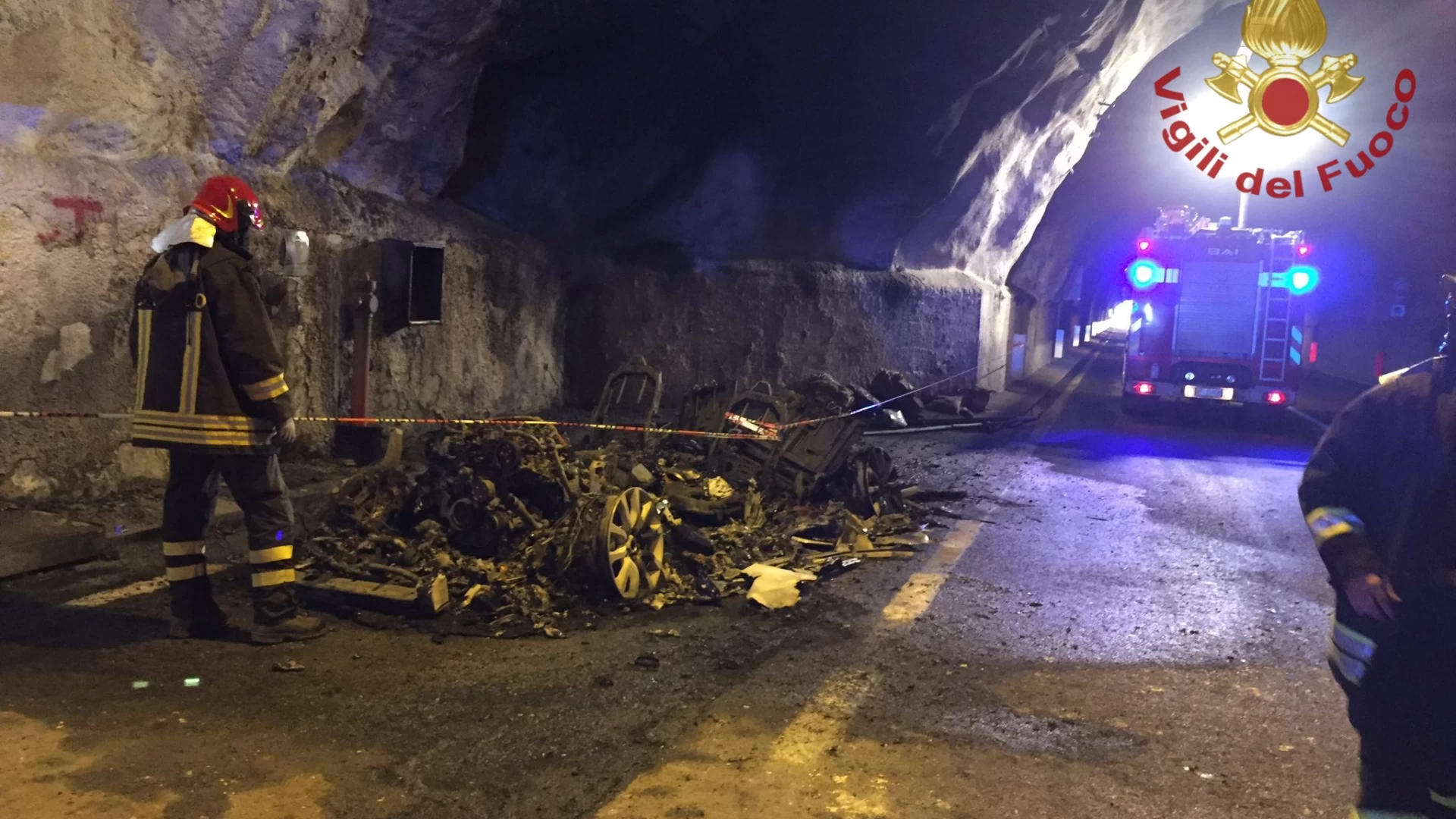 Venafro: attimi di paura nella galleria Nunziata-Lunga. A fuoco un mezzo ma nessun ferito.