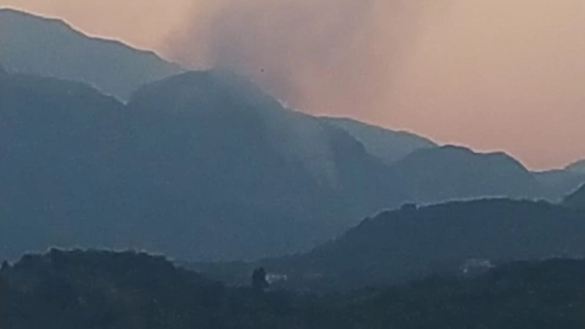 Castel San Vincenzo: brucia ancora la montagna di San Michele a Foce. Fiamme alte per tutta la notte. Il Canadair impegnato con altri lanci sul posto.