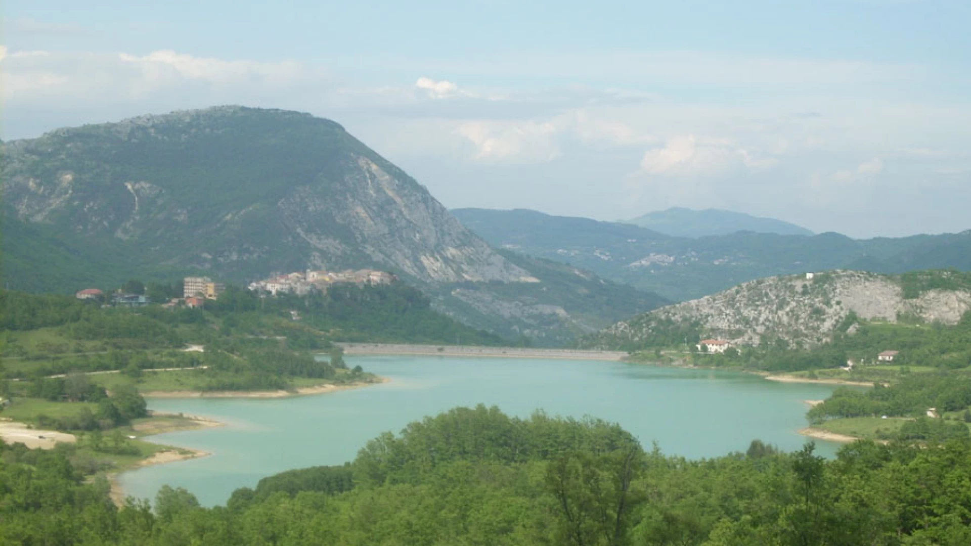 Castel San Vincenzo, fine settimana di Ferragosto con il pienone. Migliaia le presenze di turisti.