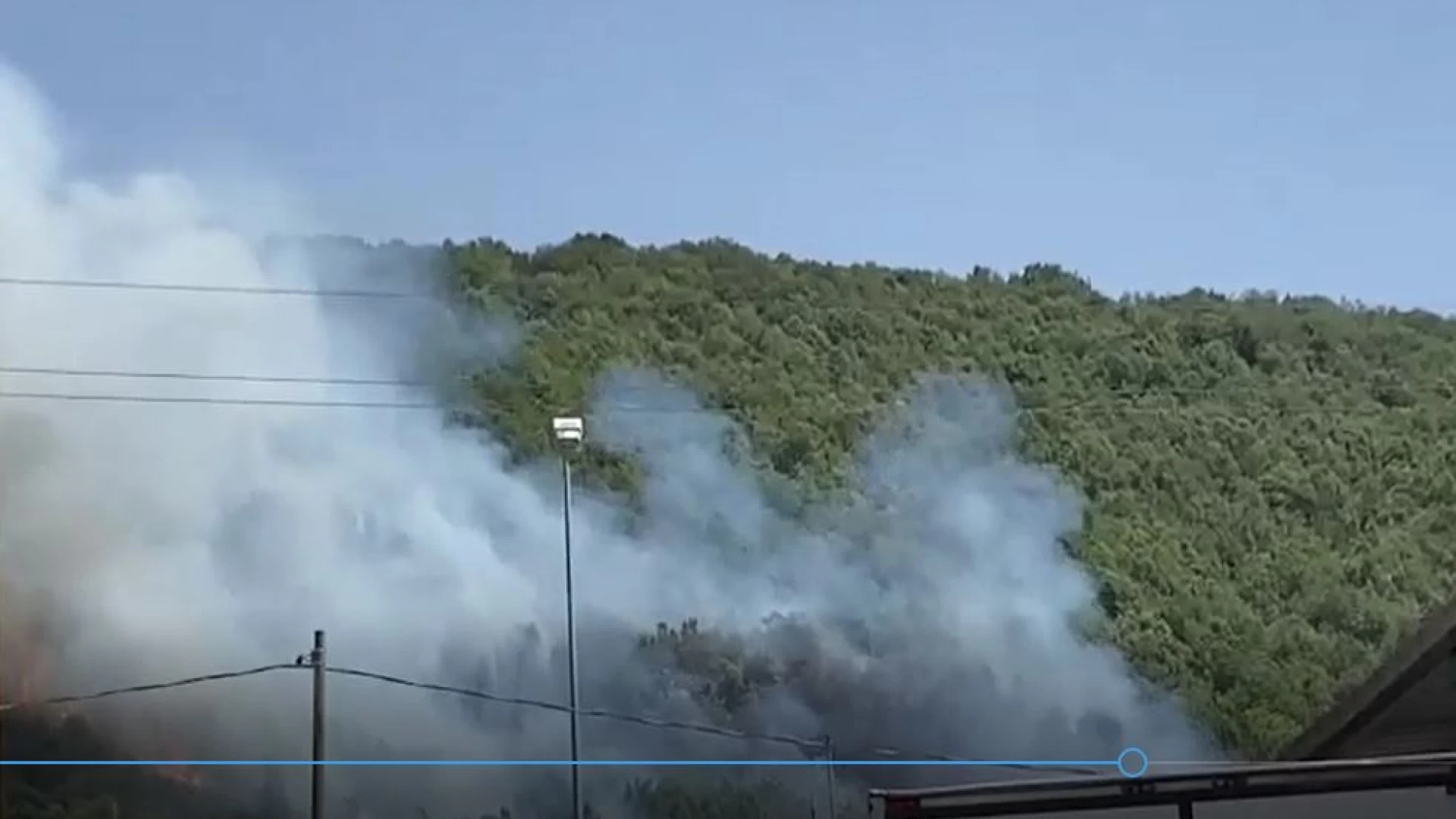 Monteroduni: vasto incendio minaccia capannoni industriali e una collina. Fiamme alte e visibili anche a distanza.