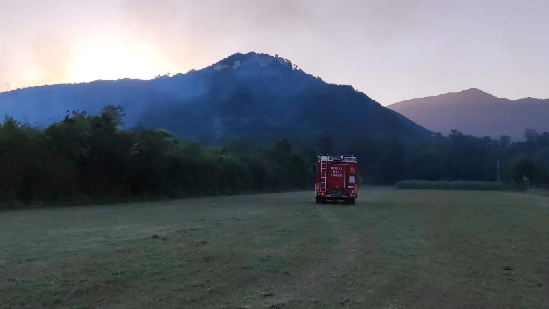 Roccaravindola: incendio nella parte bassa del centro abitato. A fuoco sterpaglie e canne.