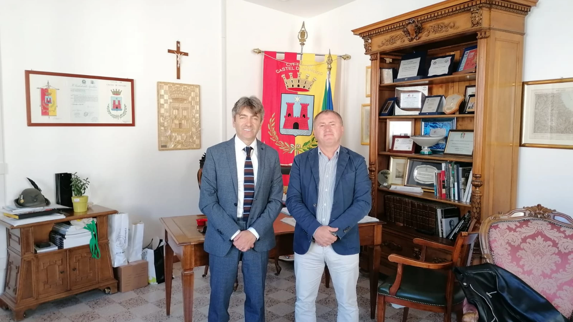 Tedeschi incontra il sindaco di Castel Di Sangro Angelo Caruso. “Lavorare su accordo di confine per rilanciare l’intera area. Insieme le potenzialità si moltiplicheranno”.