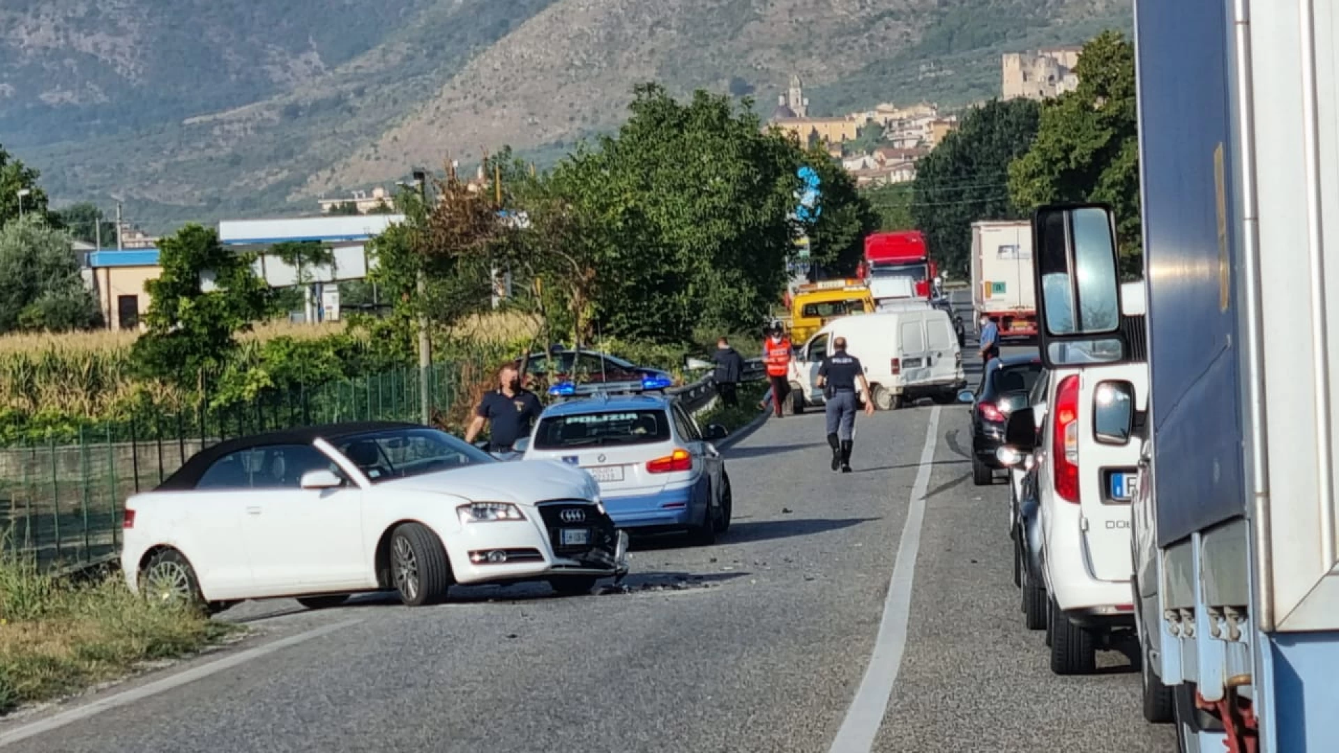 Venafro: incidente all’altezza dell’ingresso della città, dopo il cavalcavia sulla statale 85. Coinvolti due mezzi. Traffico in tilt.