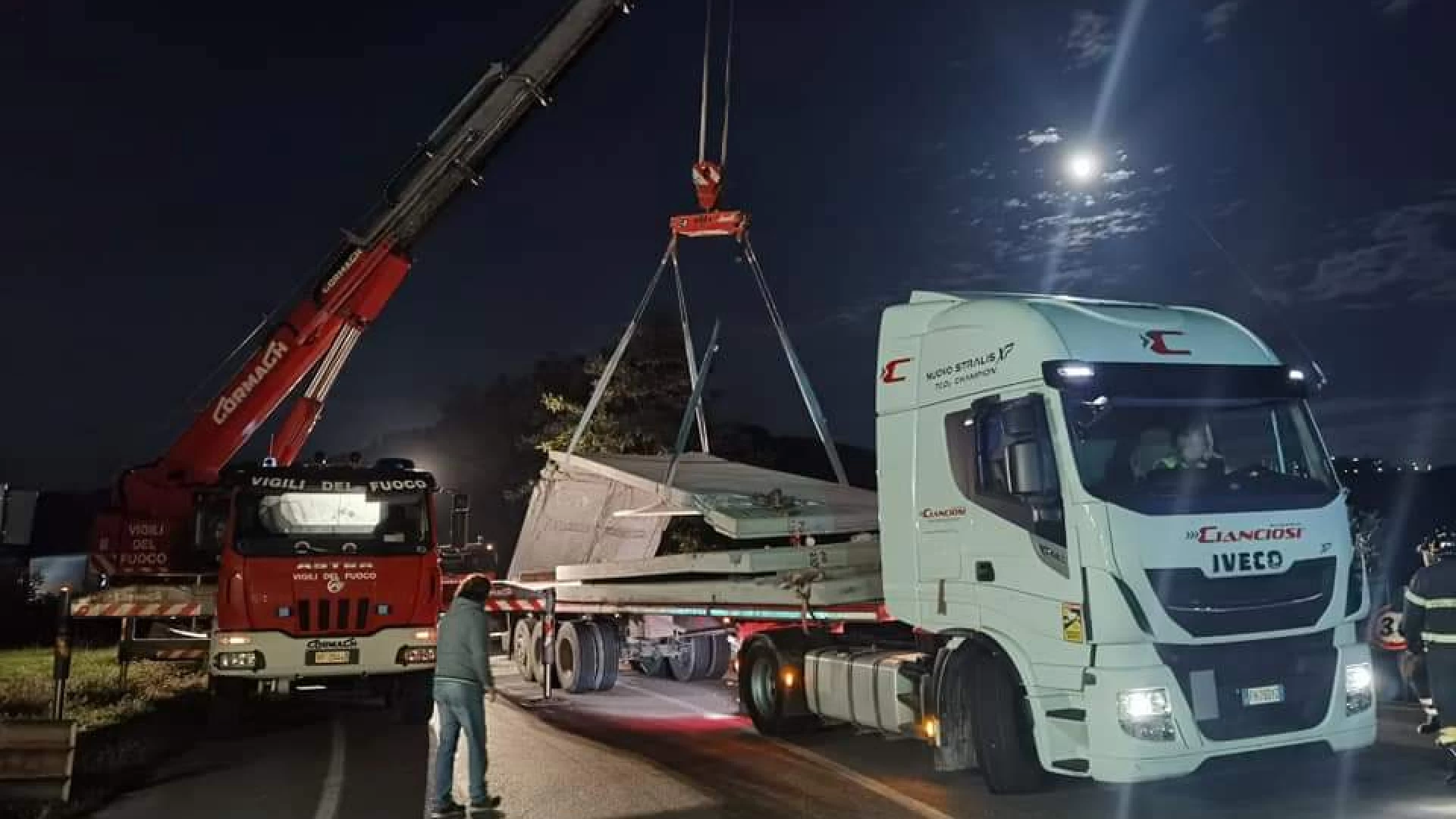 Venafro: tir perde il carico sulla statale in direzione Cassino. Intervento dei Vigili del Fuoco