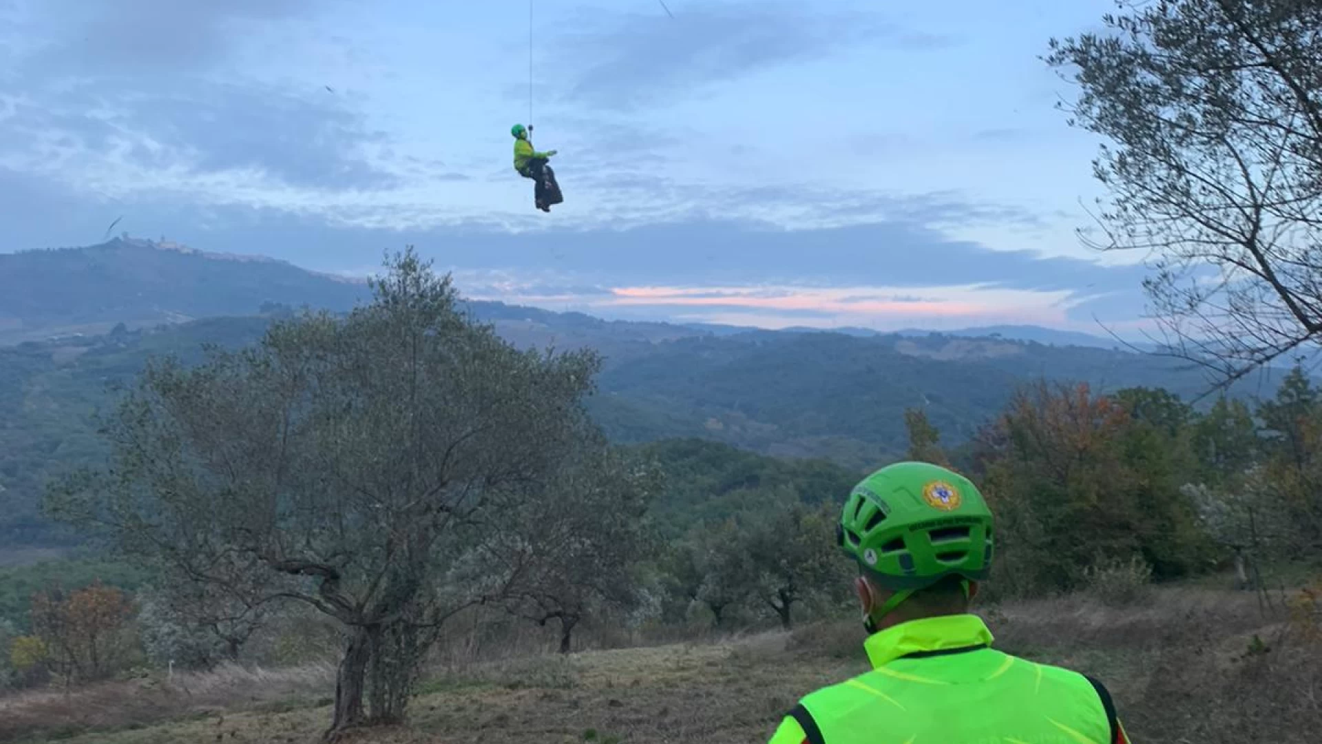 Castellino Del Biferno: donna cade da albero durante la raccolta delle olive. Due metri di volo. L’intervento del Soccorso Alpino.