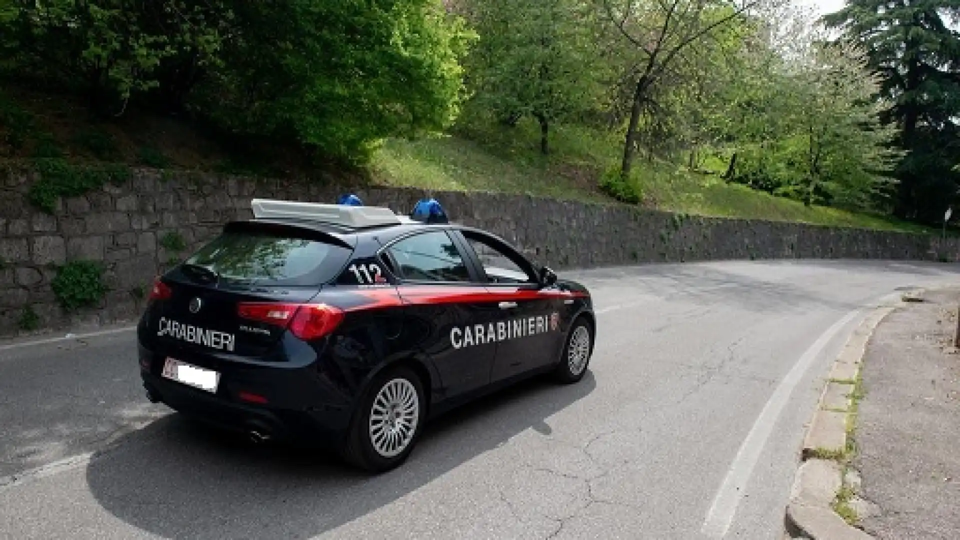 Sotto il sole con due bambini perde l’ultimo autobus. I Carabinieri di Agnone le pagano il taxi per tornare a casa.