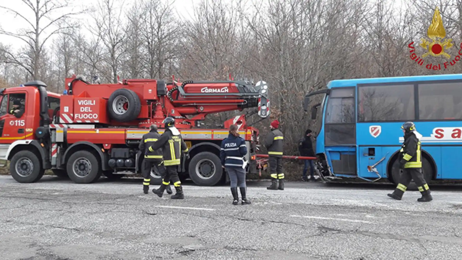 Pietrabbondante: autobus di linea sbanda a causa del ghiaccio e finisce la sua corsa contro le barriere stradali. Il mezzo soccorso dai Vigili del Fuoco.