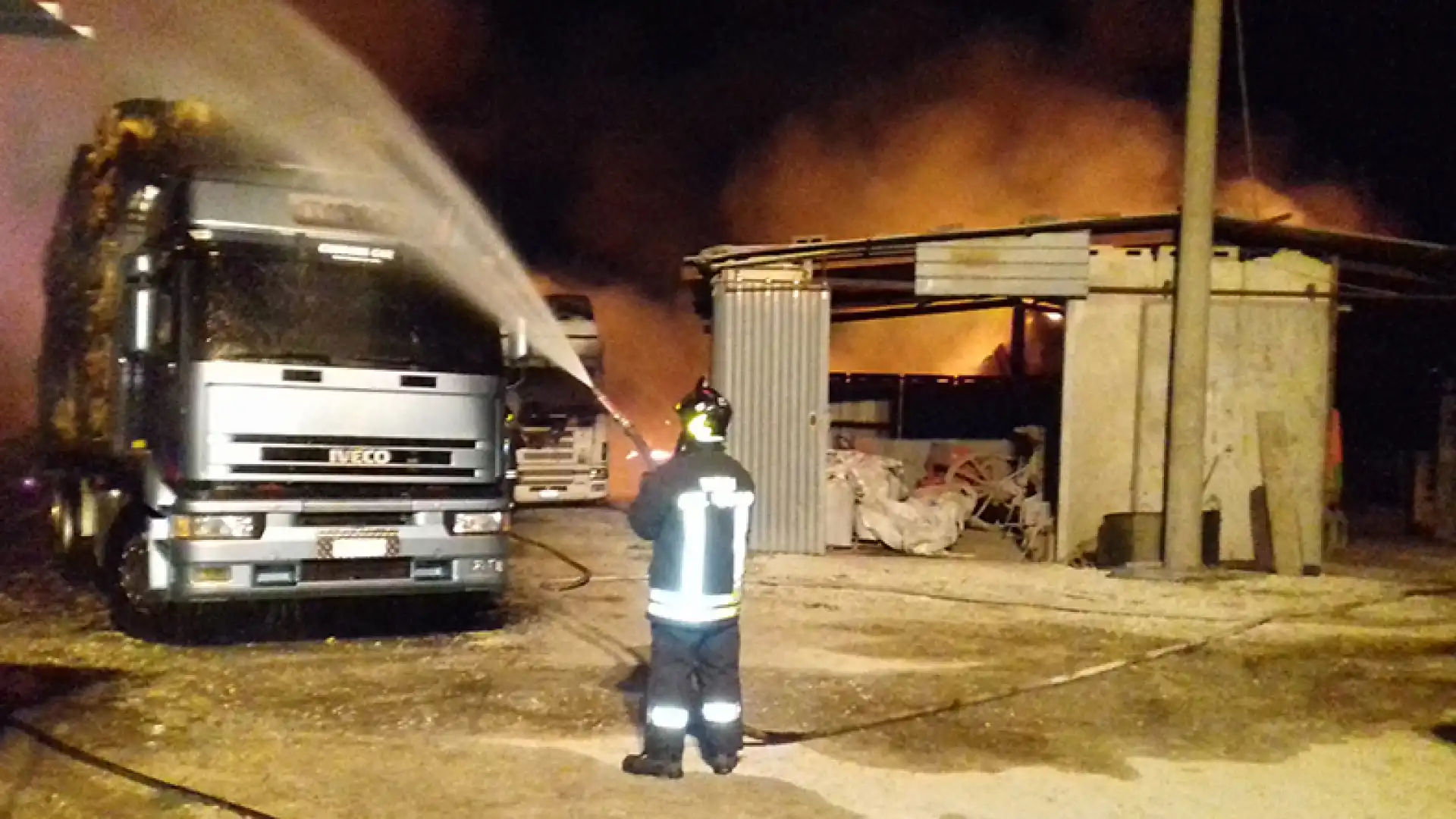 Venafro: difficoltose le operazioni di spegnimento dell’azienda agricola andata in fumo nella notte.