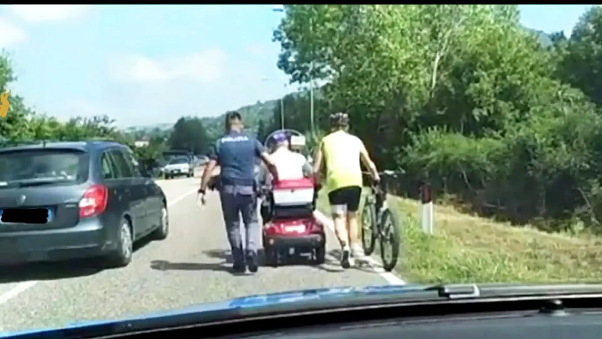 Veicolo in difficoltà sulla statale: la Polizia scongiura una tragedia. E’ accaduto ad un anziano a bordo di un veicolo per disabili.