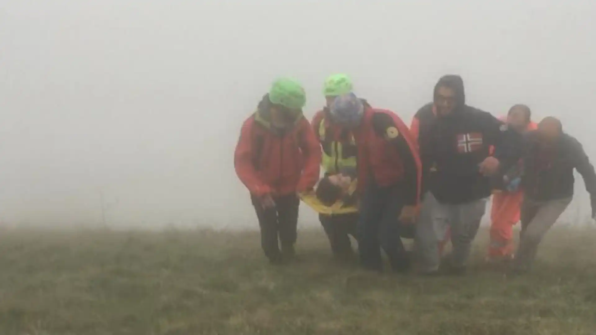 Parapendista ferita a Montefalcone- Il CNSAS interviene a supporto del 118. Paura per una 26enne rimasta bloccata su un pendio e ferita ad una caviglia.