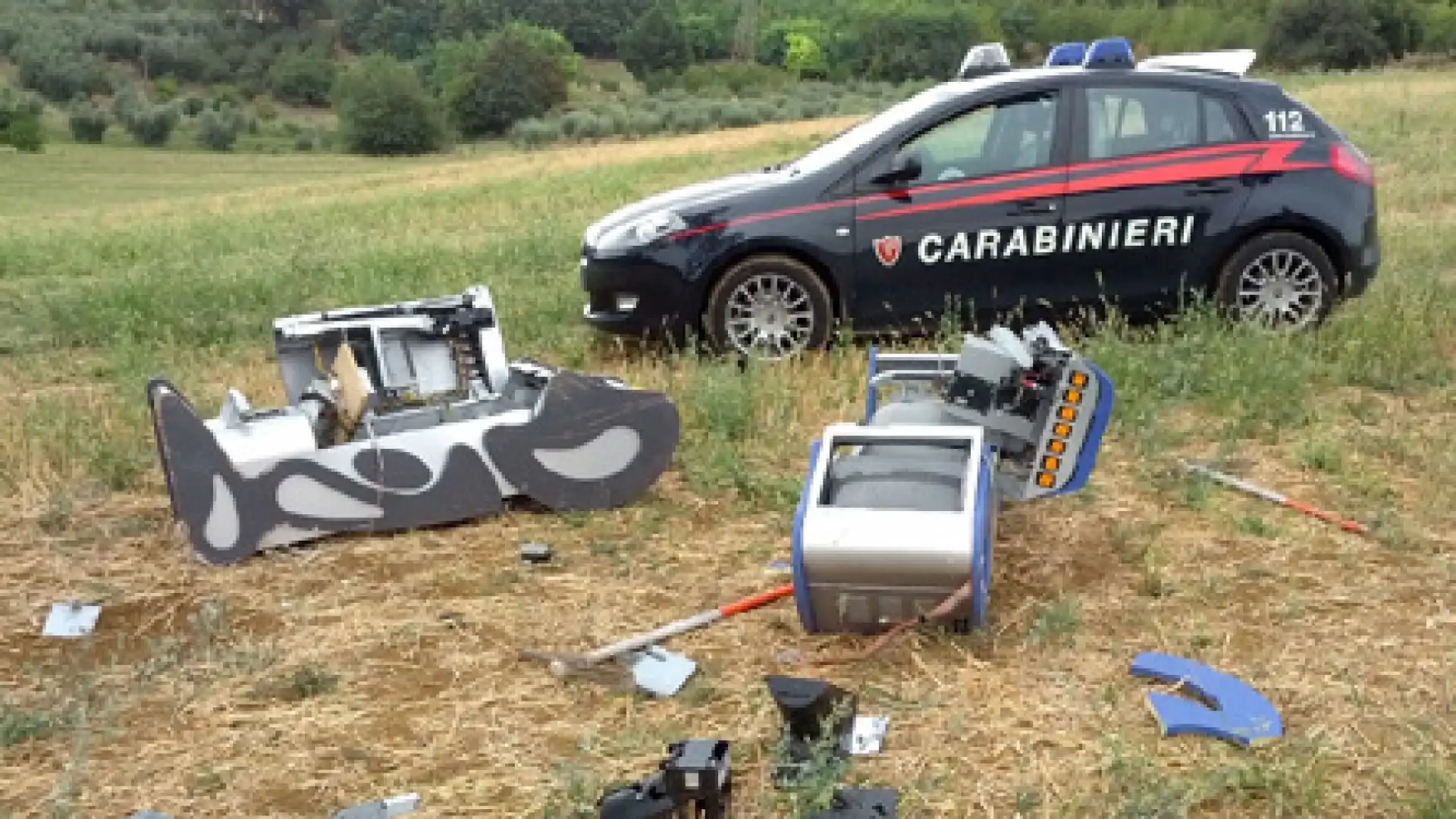 Isernia: rubano cambiamonete e slot machine in una attività commerciale. I Carabinieri ritrovano l’auto utilizzata per il furto ed i resti delle macchine asportate.