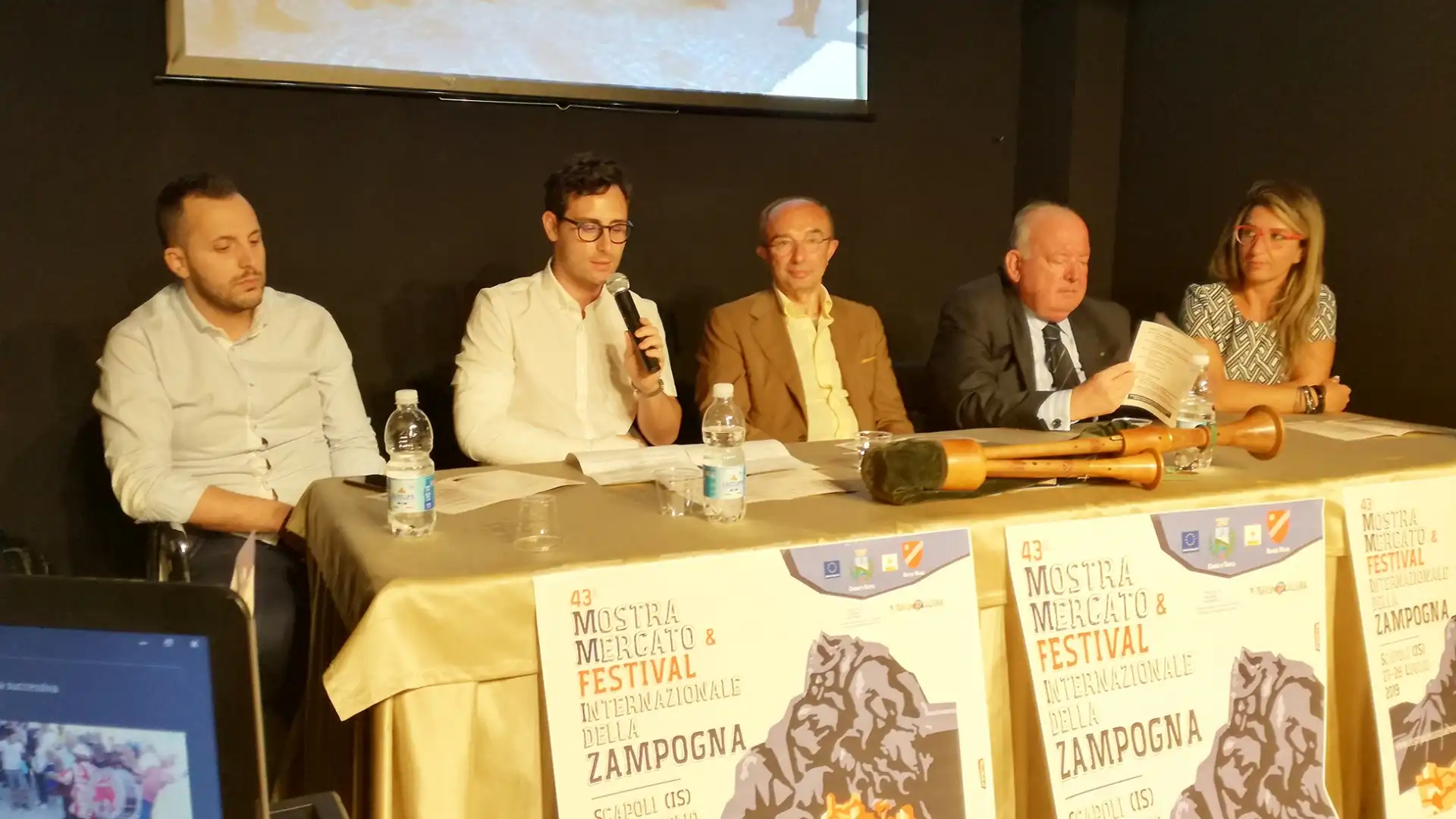 Scapoli: è tutto pronto per la 43°esima edizione del Festival Internazionale e Mostra Mercato della Zampogna. Guarda il servizio della presentazione dell’evento.