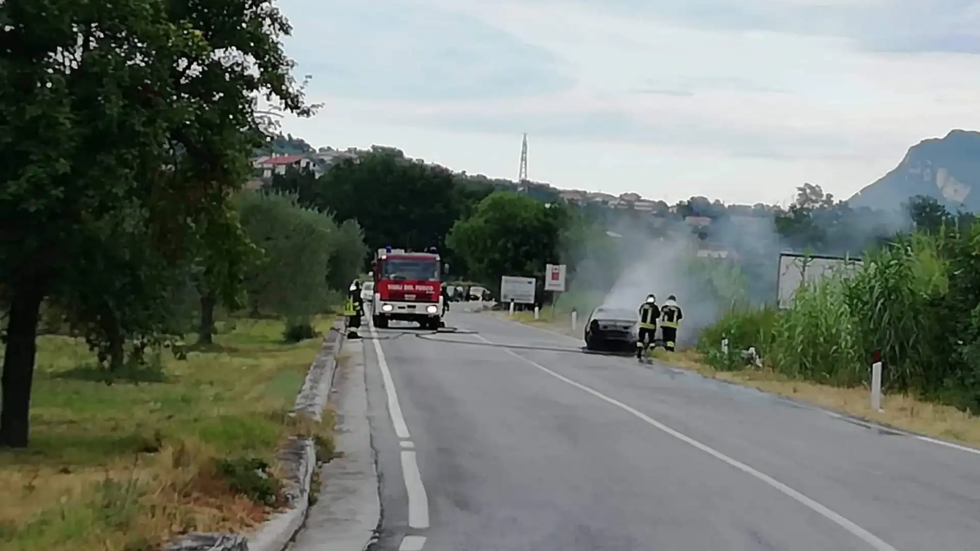 Paura sulla provinciale Vandra, auto va a fuoco tra Colli e Fornelli. Sul posto i Vigili del Fuoco di Isernia.