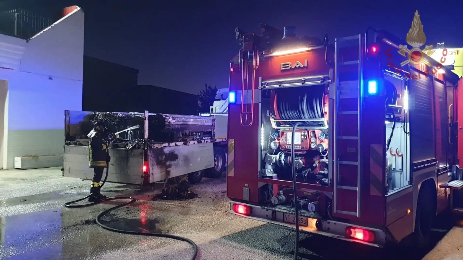 Macchia d’Isernia: autoarticolato va in fiamme nella notte sulla statale 85 Venafrana. Traffico paralizzato , intervengono i Vigili del Fuoco di Isernia.