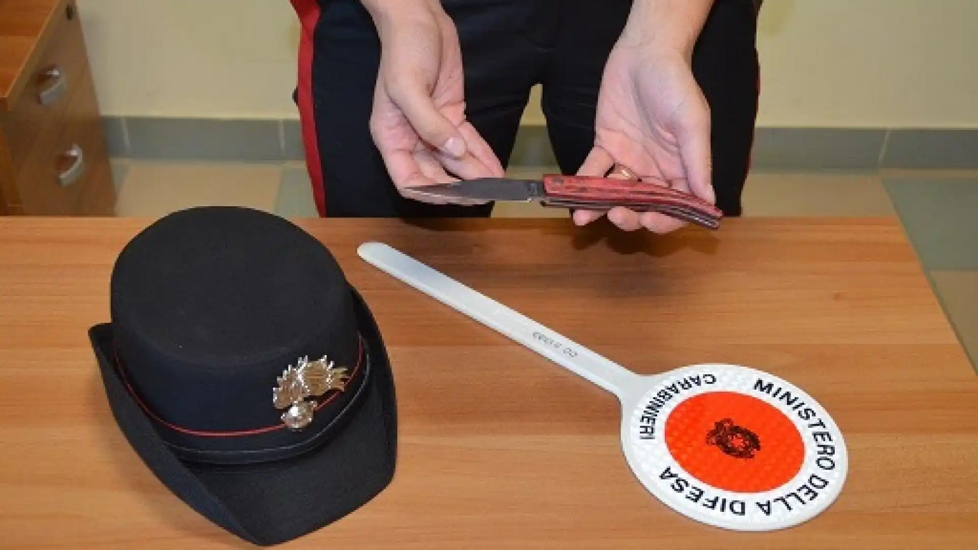 Venafro: pregiudicato minaccia il titolare di un bar con un coltello. Denunciato dai Carabinieri.