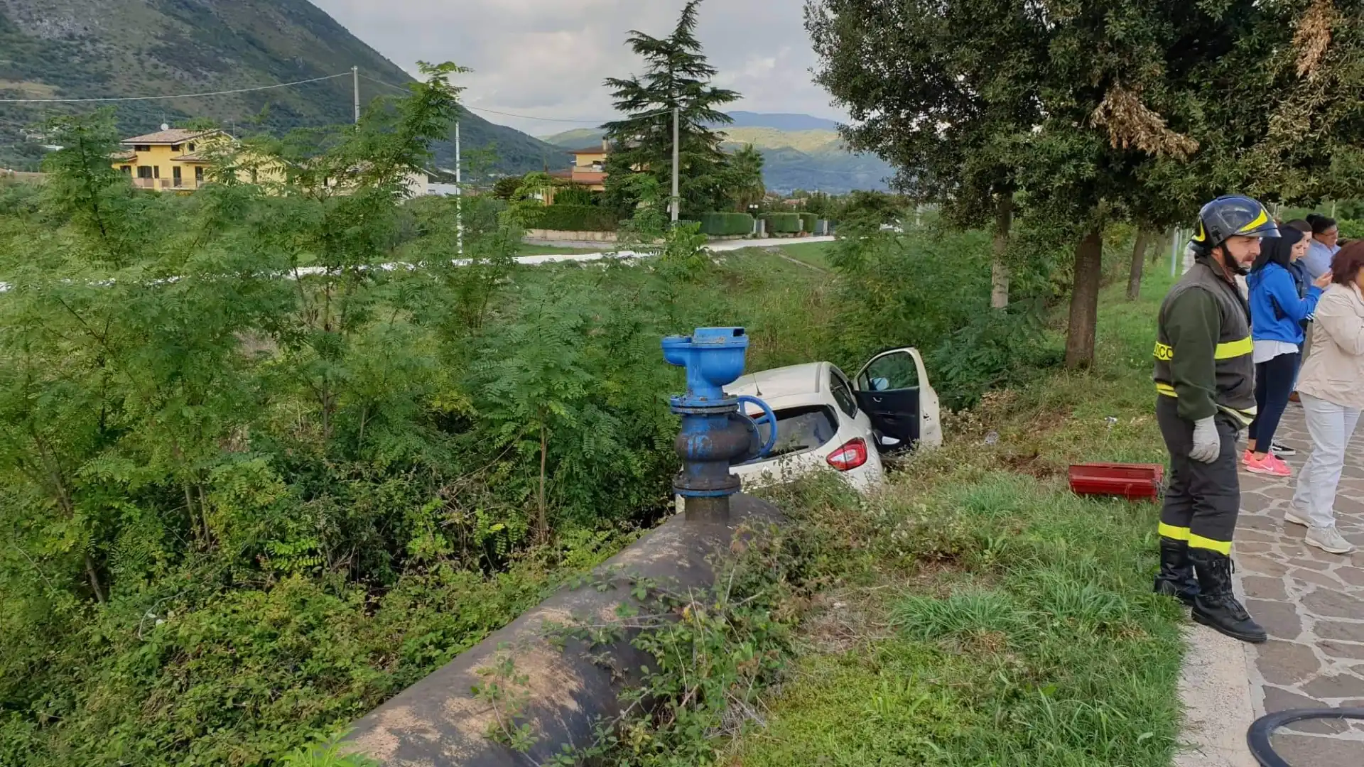 Venafro: incredibile incidente sul lungo Rava. Auto finisce nel canale a bordo strada. Due feriti