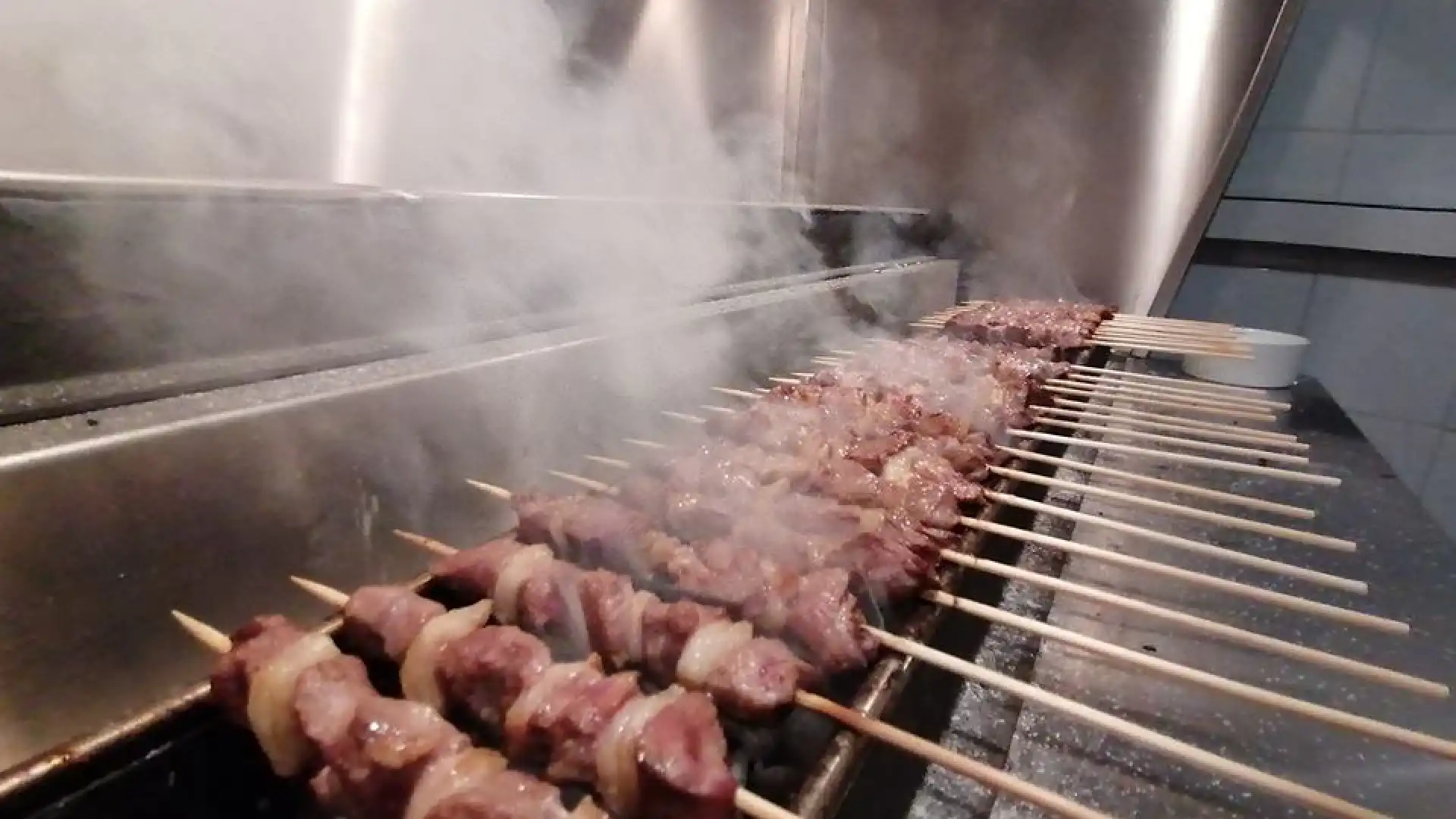 A Castel Di Sangro gli arrosticini si mangiano “Fuori dal Gregge”.