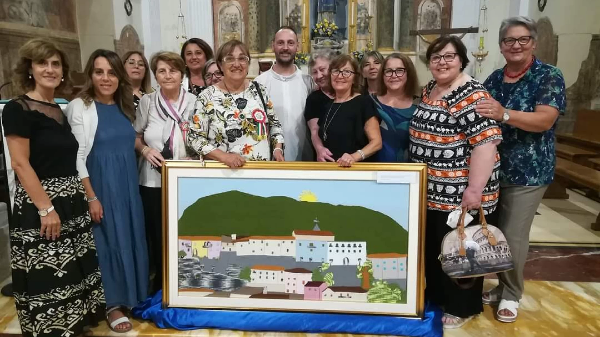 Colli a Volturno: le "uncinettaie" collesi donano quadro fatto a mano alla parrocchia.