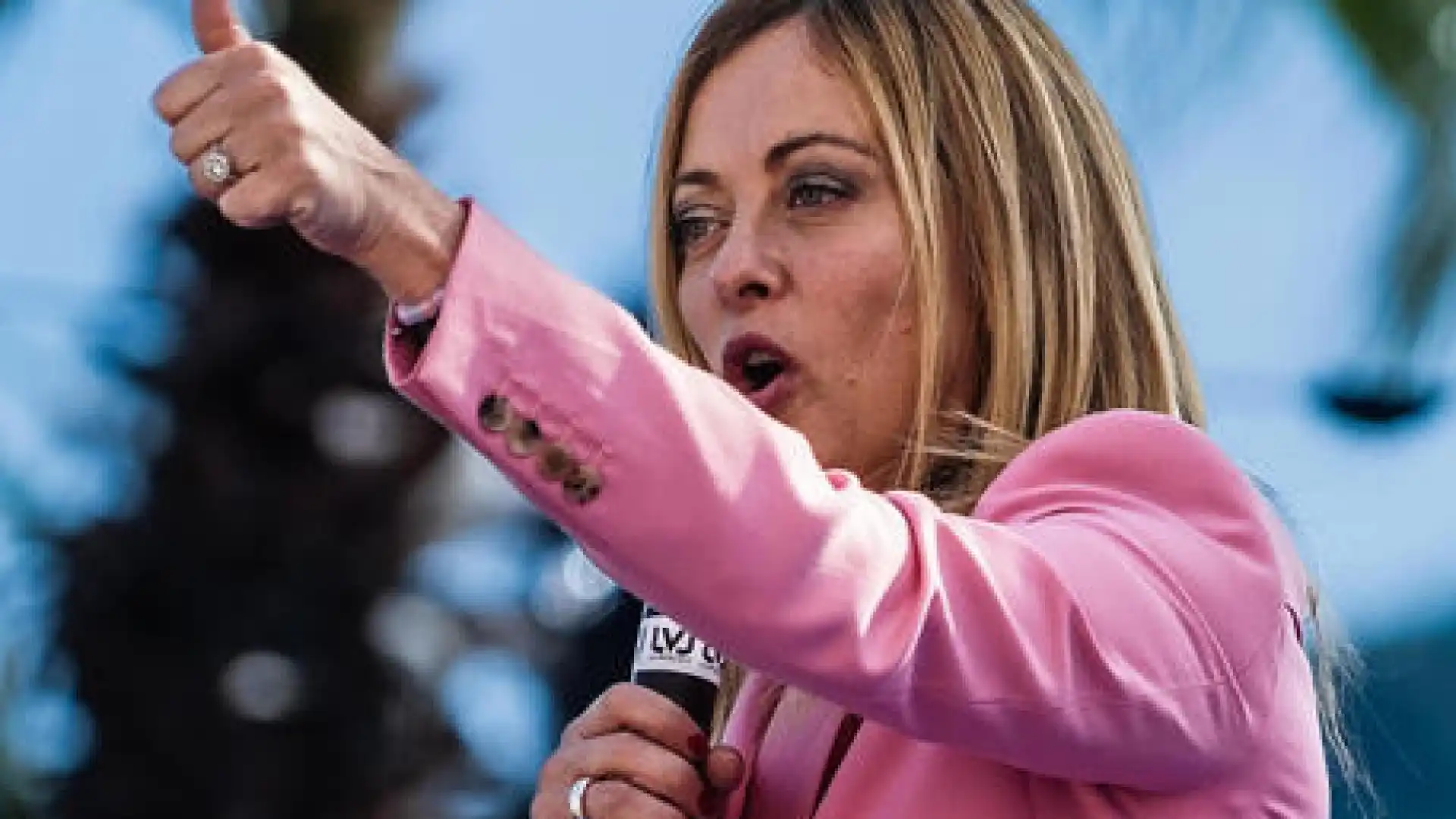 L'Italia è ai piedi di Giorgia Meloni. Il centrodestra stravince le elezioni politiche.