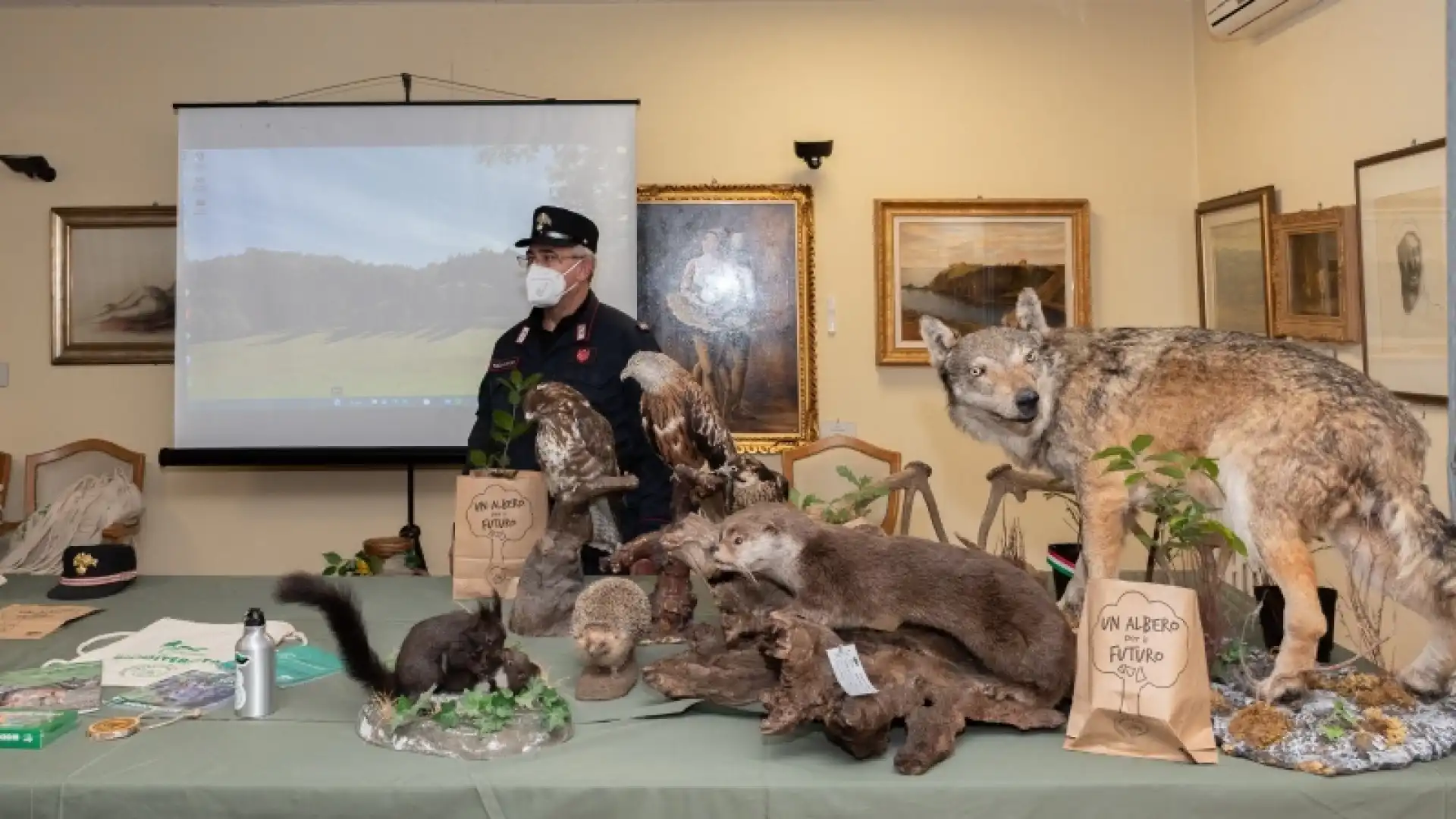 Befana della Biodiversità, i Carabinieri Forestali incontrano i bimbi di Isernia. Oggi presenti anche nelle corsie di vari ospedali italiani per consegnare doni ai piccoli.