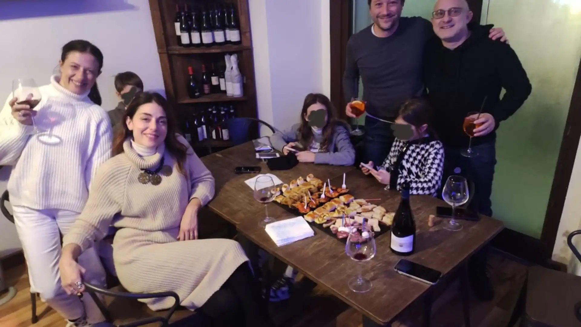 Da “Un Posto al Sole” ad un Posto a Castel Di Sangro. La bellissima Miriam Candurro in vacanza in Abruzzo. Ieri sera aperitivo presso Cantina Harlem.