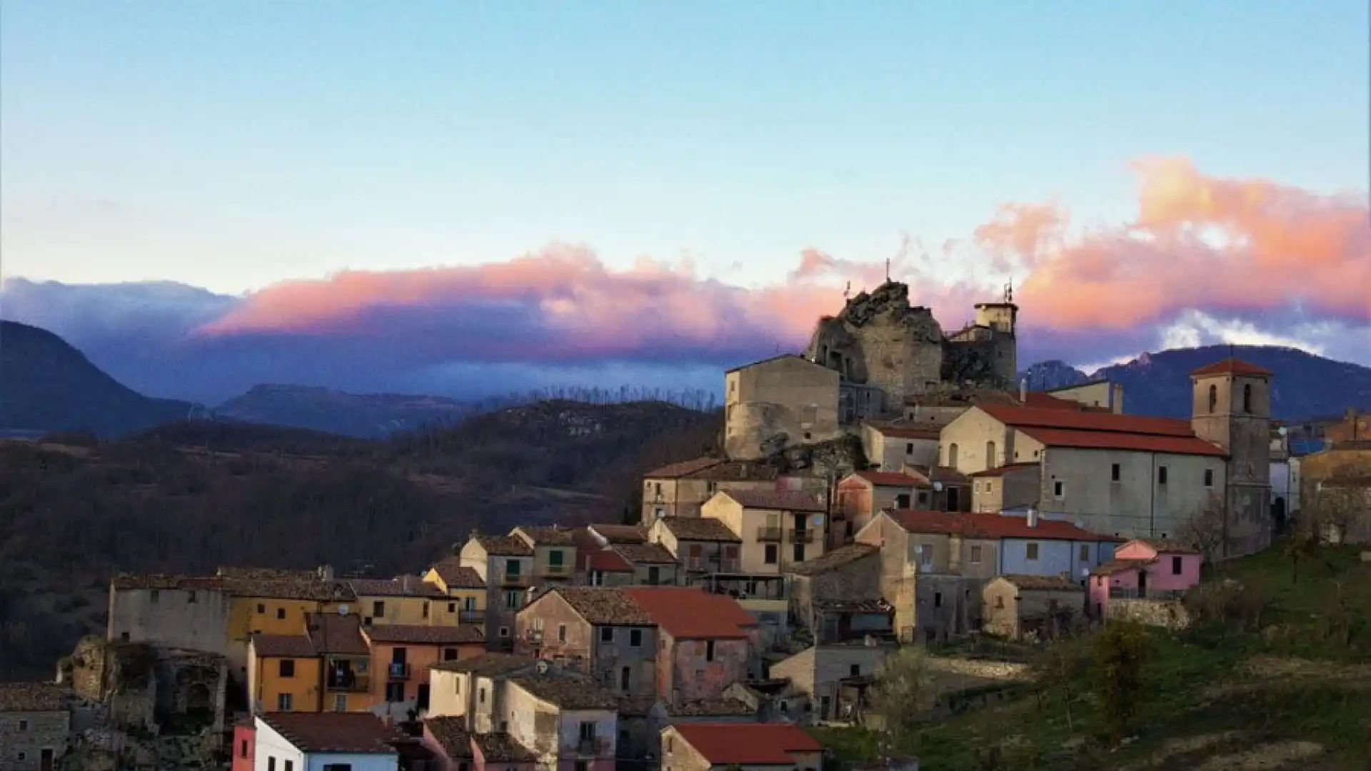 Nuove targhe per il borgo di Roccasicura realizzate dai giovani della Cooperativa Lai. Venerdì la cerimonia di consegna.