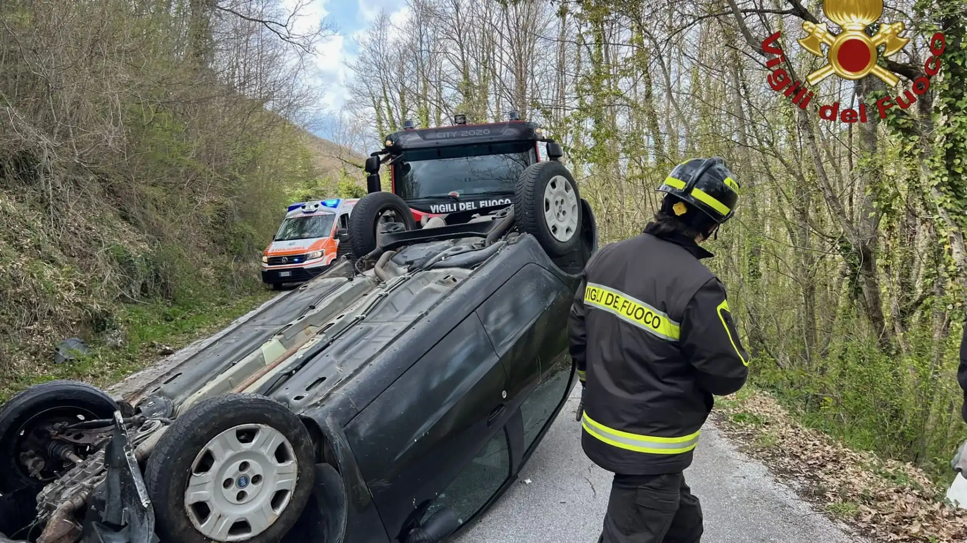 Carovilli: auto si ribalta sulla provinciale. Intervento dei Vigili del Fuoco di Isernia.