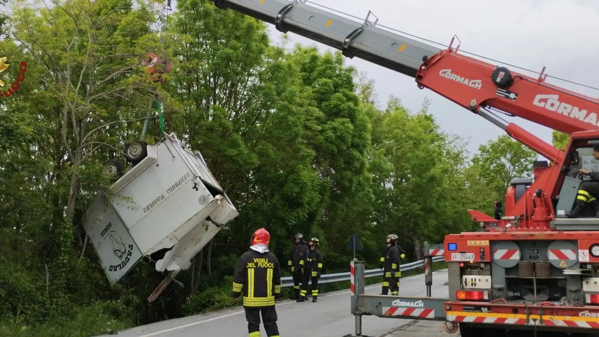 Rimorchio fuori strada tra Carovilli e Agnone. Due cavalli feriti.