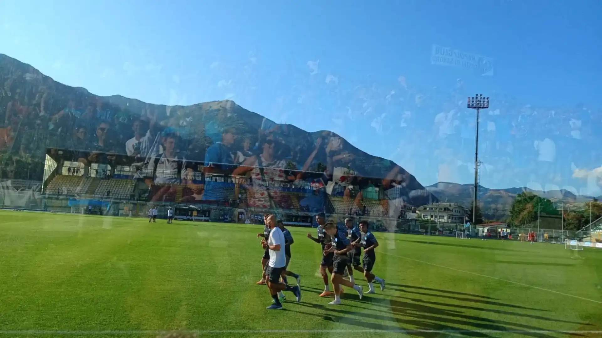 Spalti gremiti al Patini, lo stadio dei miracoli accoglie il Napoli di Garcia. Primo allenamento. Guarda la gallery