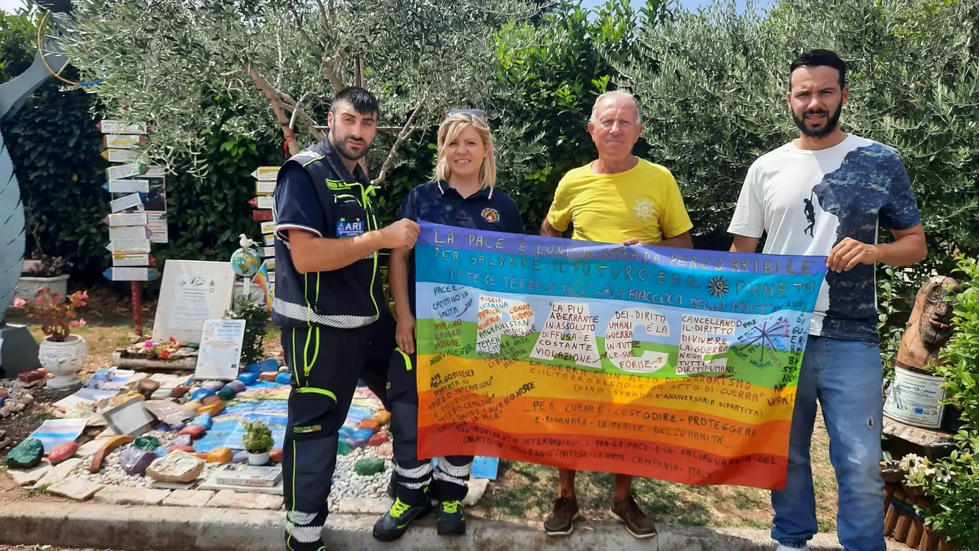 Da Alife al Gran Sasso, Gianni D'Amato e Antonio De Martinis issano la bandiera della Pace su Pizzo Cefalone