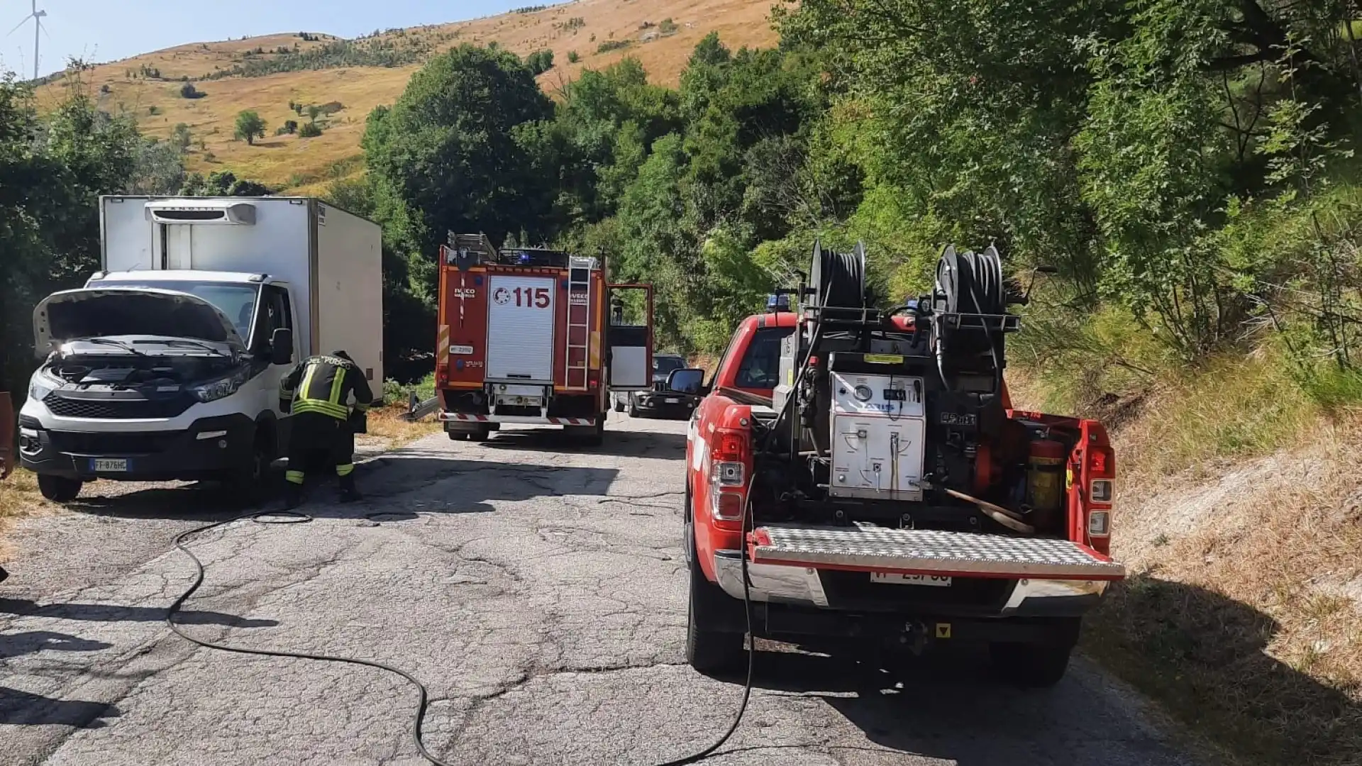 Castiglione Messer Marino: furgone va a fuoco. Intervengono i Vigili del fuoco di Agnone.