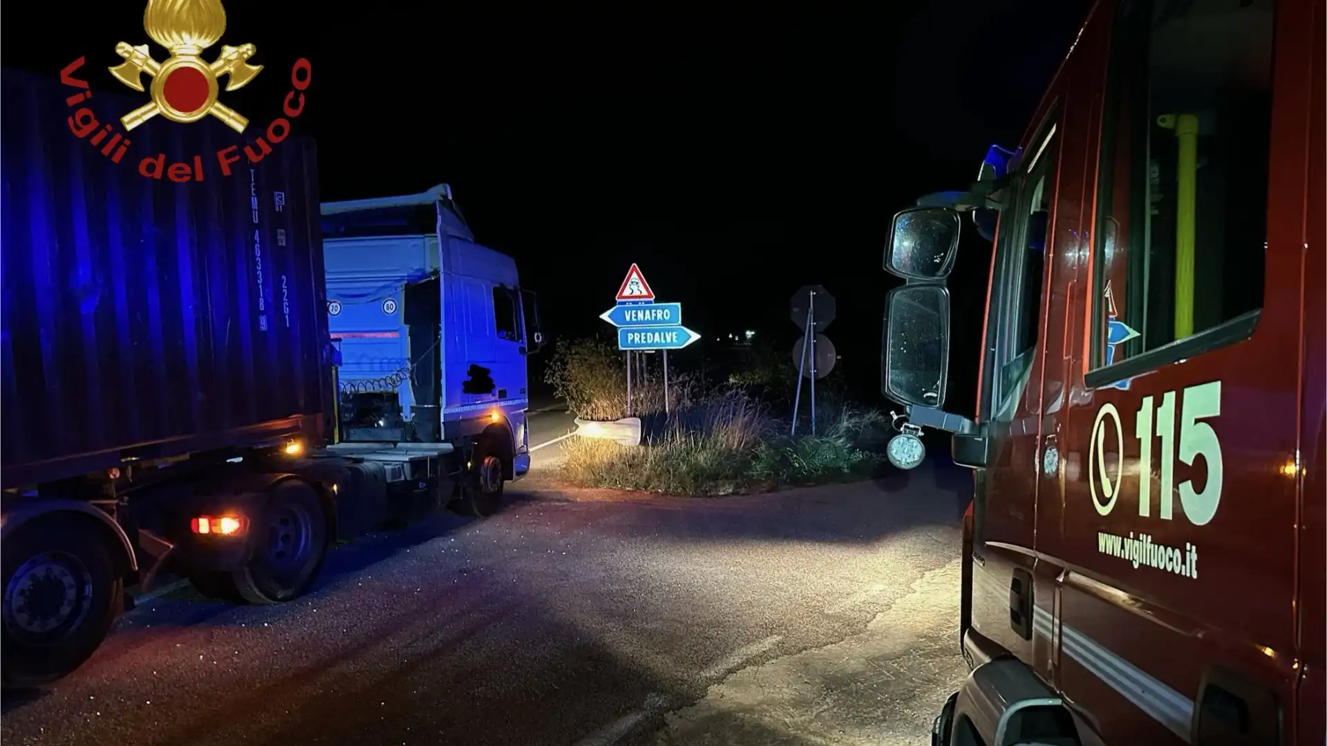 Rionero Sannitico: tir sbaglia strada e si blocca sotto cavalcavia. I soccorsi dei Vigili del Fuoco.