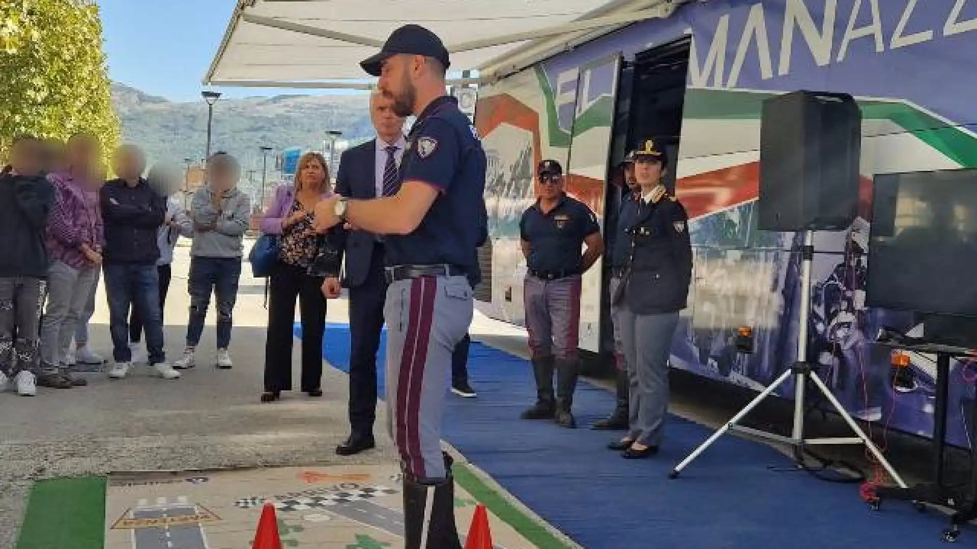 Isernia: In città il Pullman Azzurro con la campagna della Polizia di Stato, per la sicurezza stradale.