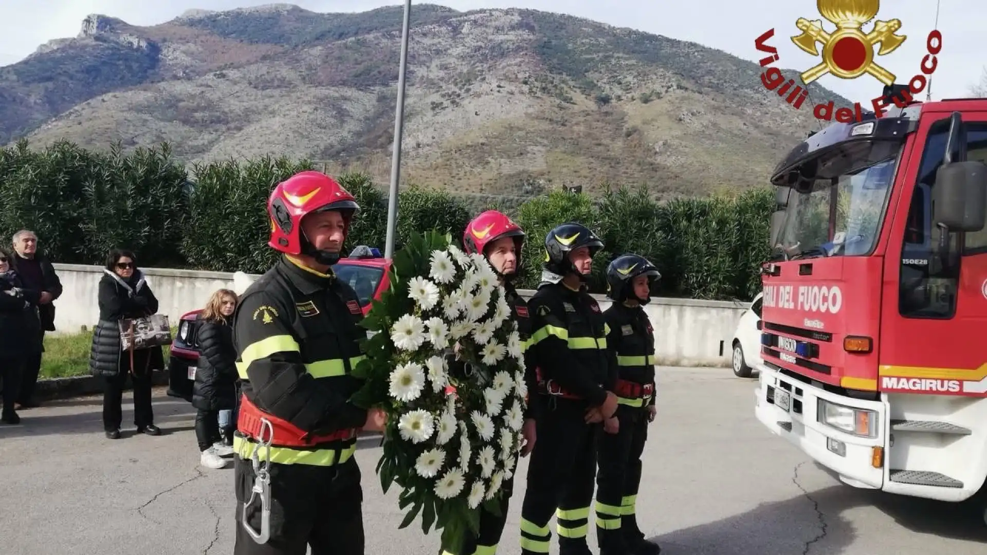 Venafro: posizionata corona di fiori alla statua della Madonna posizionata sul campanile della Basilica di San Nicandro.