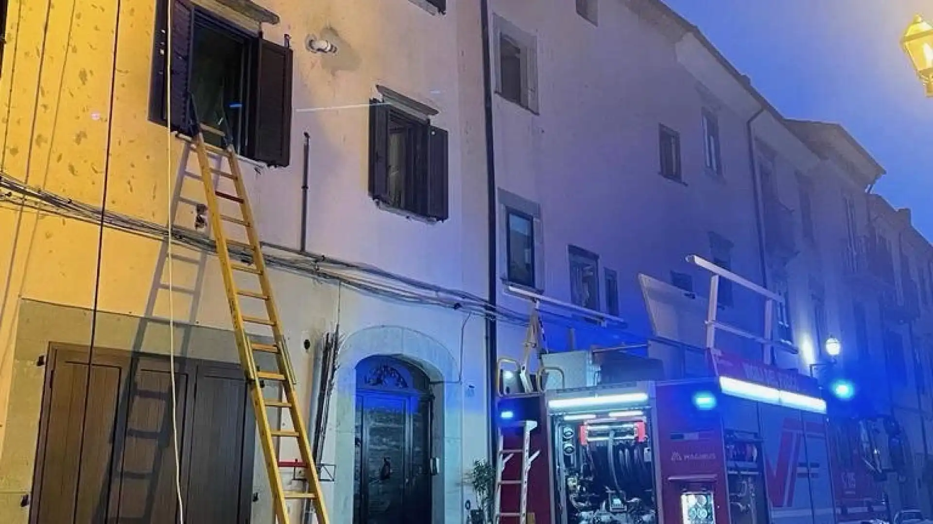 Agnone: abitazione a fuoco nel centro storico, i Vigili del Fuoco salvano due persone.