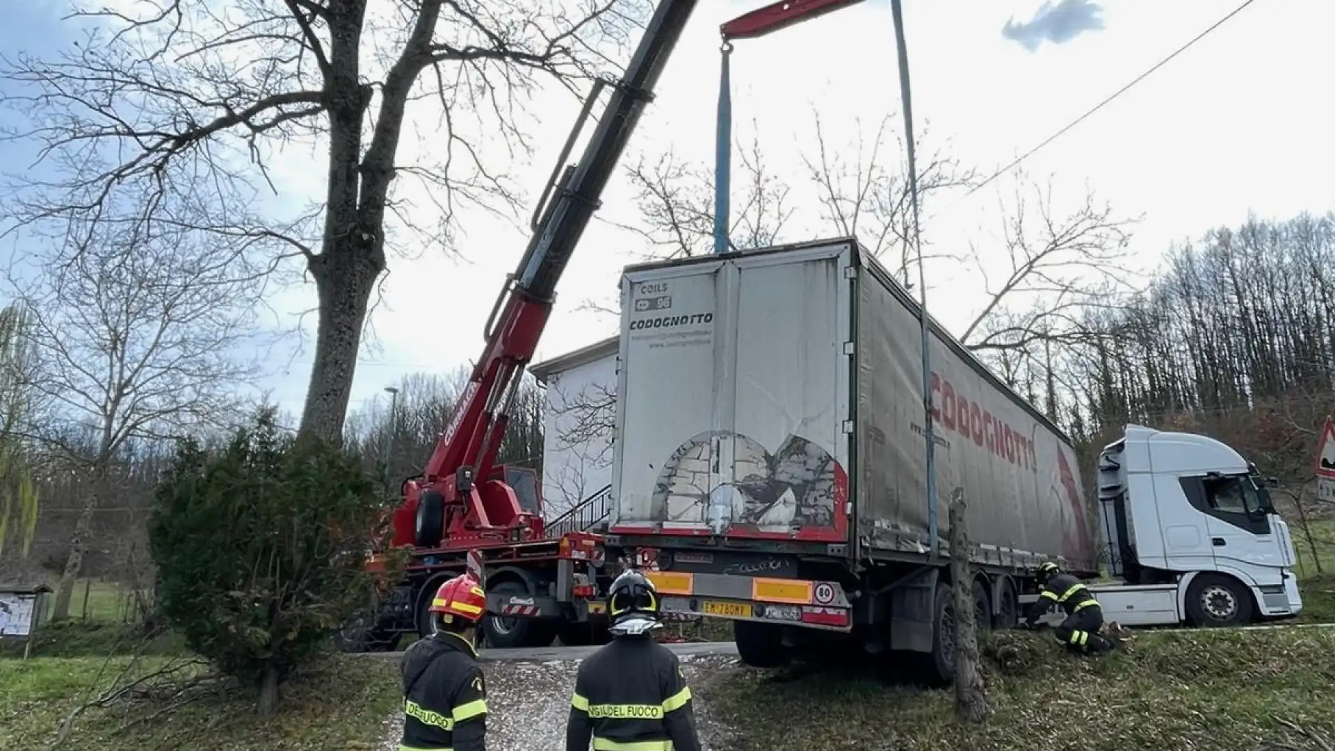 Sant’Angelo del Pesco: tir rimane bloccato sulla carreggiata stradale. Intervento dei Vigili del Fuoco di Isernia,