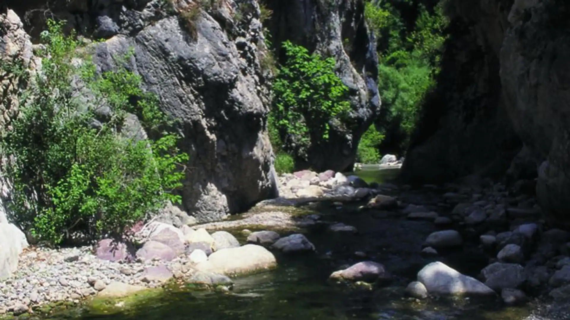 Isernia: furto di pietrame dal letto del fiume.Denunciate tre persone dai Carabinieri Forestali in Alto Molise.