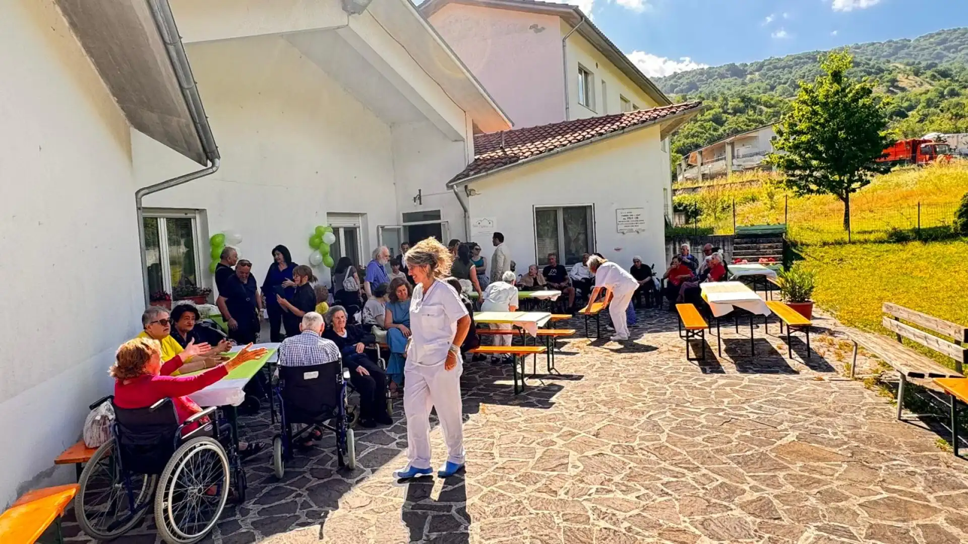 Lo scambio di una caramella genera due sorrisi e quattro occhi felici Lo Sci Club Alfedena e la Residenza protetta San Pietro uniti per il bene dei loro appartenenti.