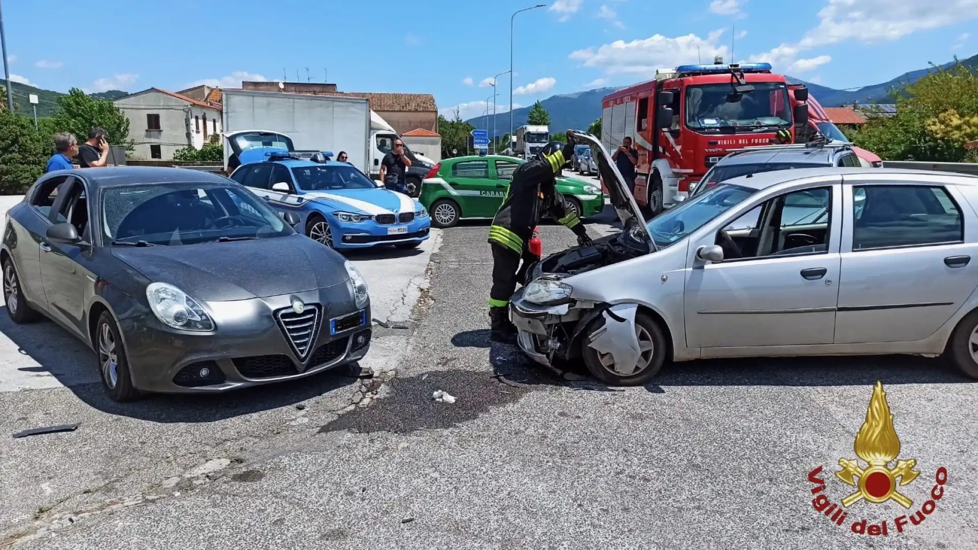 Maxi tamponamento all’altezza dello svincolo per Pozzilli sulla statale 85 “Venafrana”. L’intervento dei Vigili del Fuoco di Isernia.