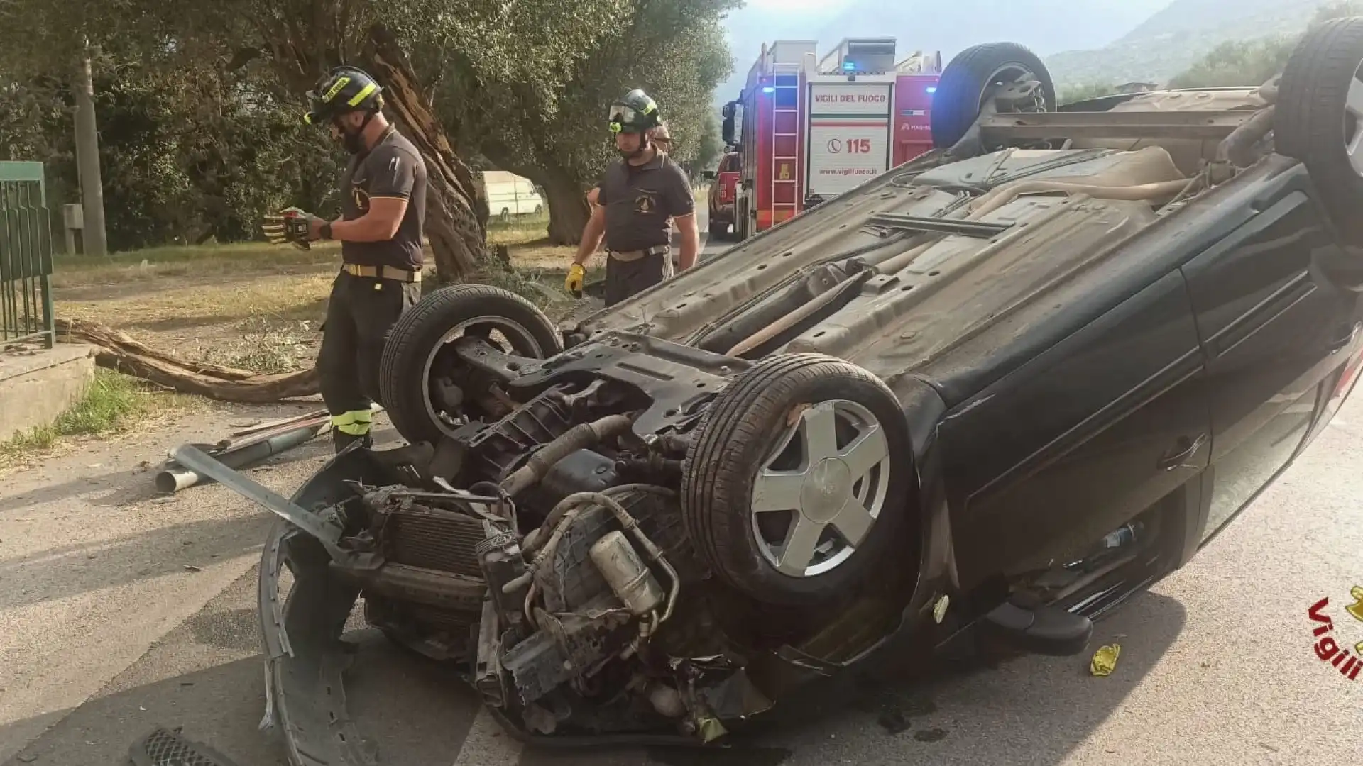 Venafro: auto si ribalta nei pressi dell'ospedale. Intervento dei Vigili del Fuoco di Isernia.