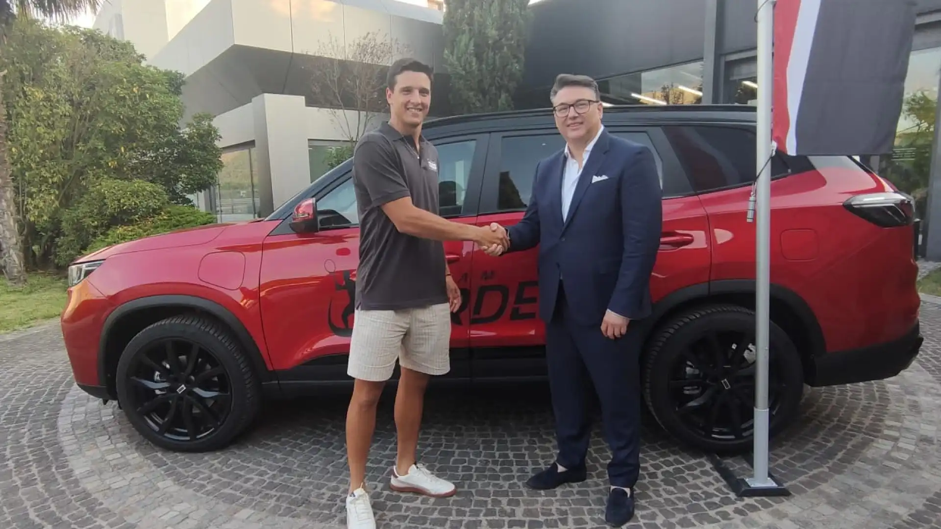 Macchia d'Isernia: il noto tennista Darderi acquista la sua Sportequipe 8 in azienda.