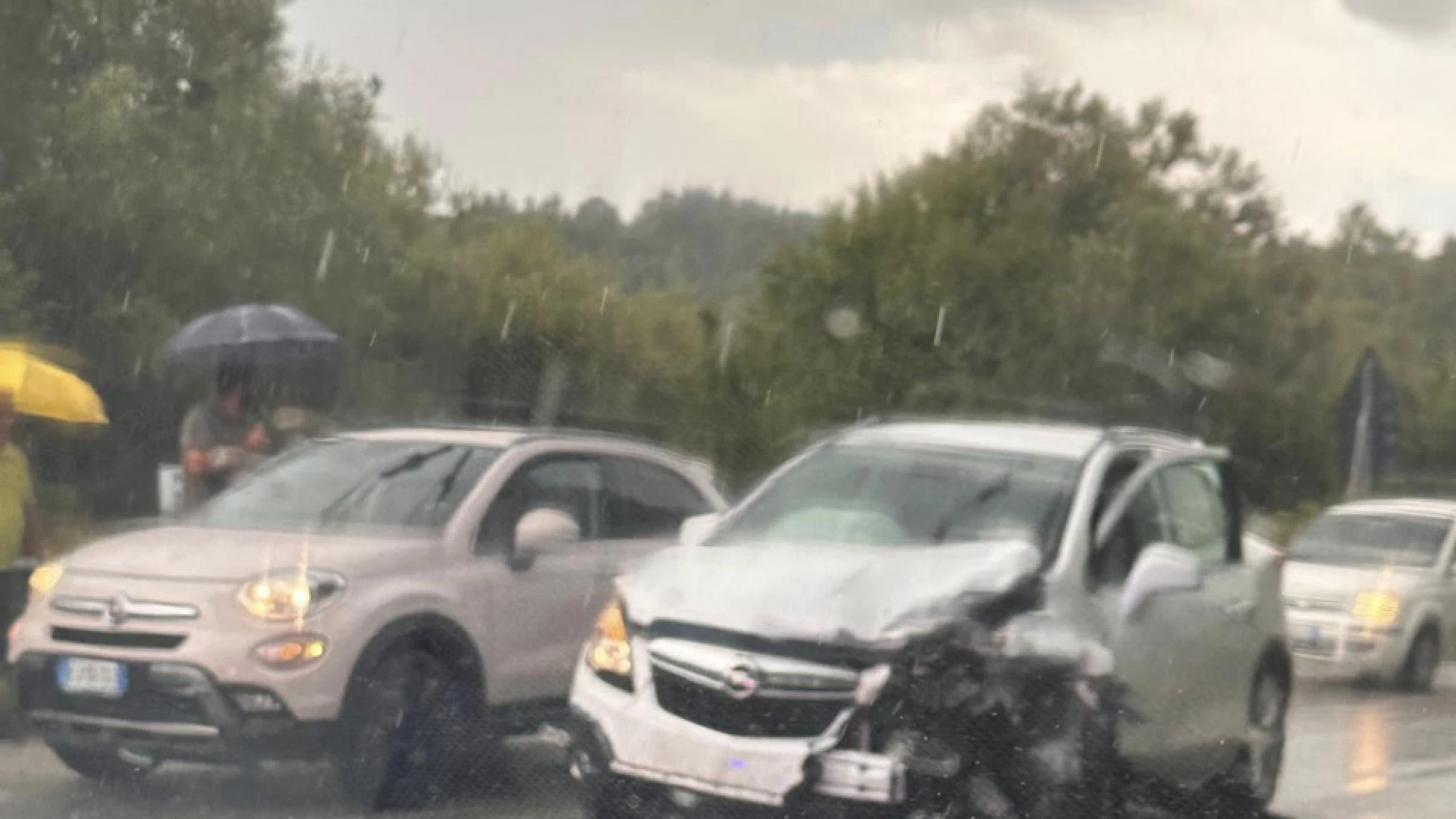 Sessano del Molise: auto esce fuori strada ed urta il paracarro