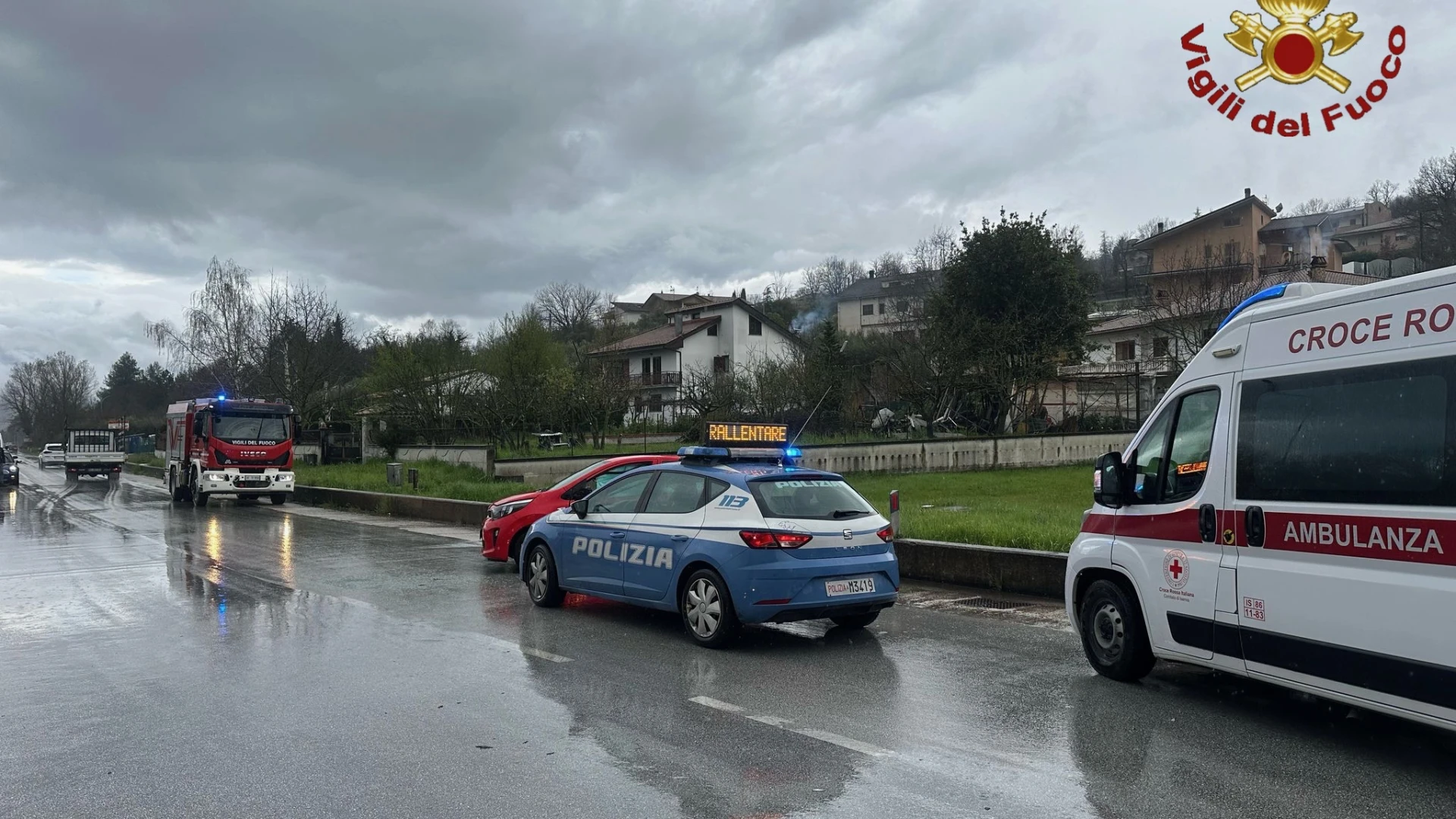 SS 17 Isernia, incidente tra due auto, tre feriti. L'intervento dei Vigili del Fuoco di Isernia.