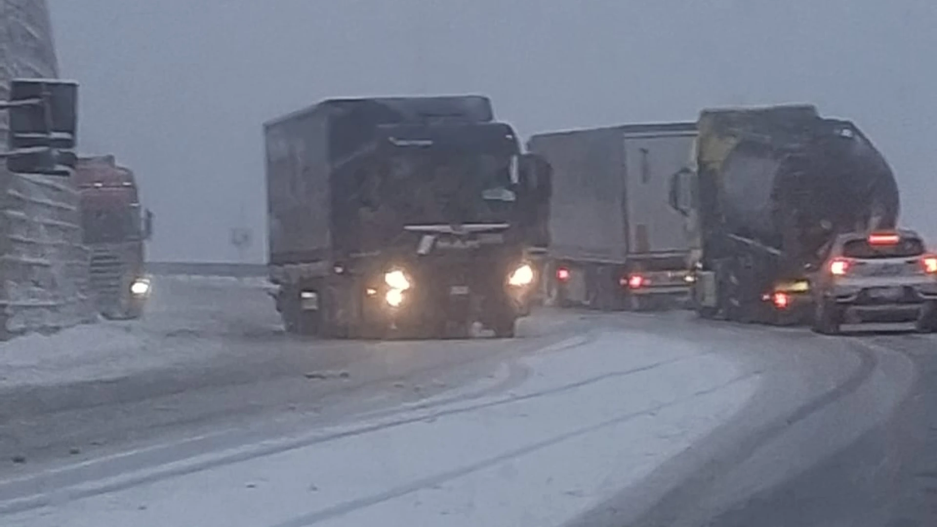 Statale 17 , la neve del 1 aprile trova impreparati gli autisti di Tir. Molti i mezzi fermi All'altezza di Pettorano sul Gizio.