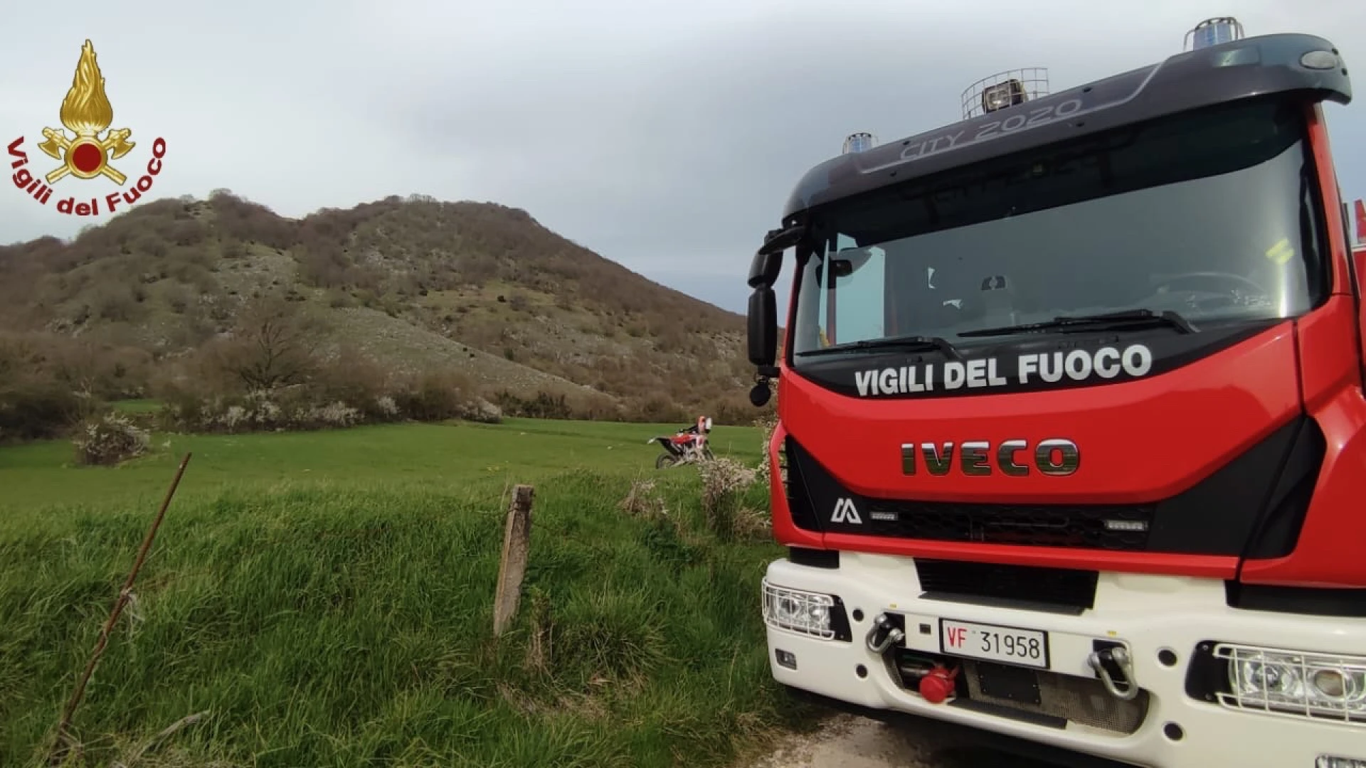Miranda recuperati dai Vigili del Fuoco due motociclisti bloccati con le loro moto da cross.