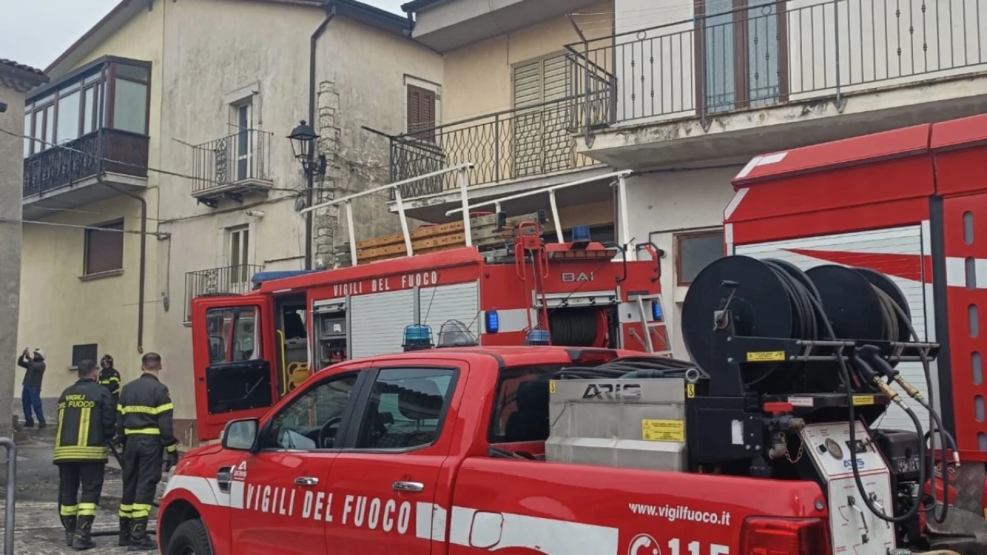 Rionero Sannitico: paura nel pomeriggio in pieno centro. Fiamme in abitazione. Intervento dei Vigili del Fuoco di Isernia