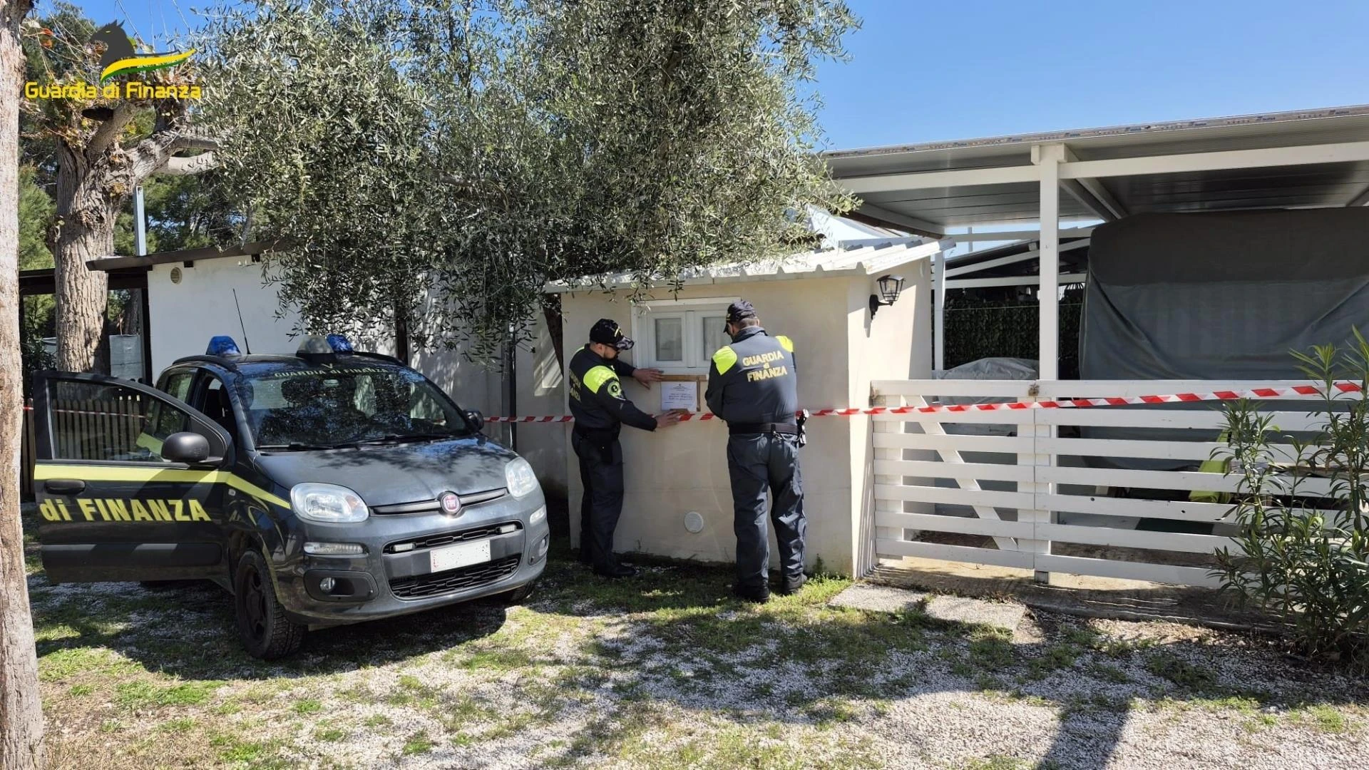 La Guardia di Finanza Roan Termoli sequestra 29 manufatti abusivi nel comune di Campomarino.