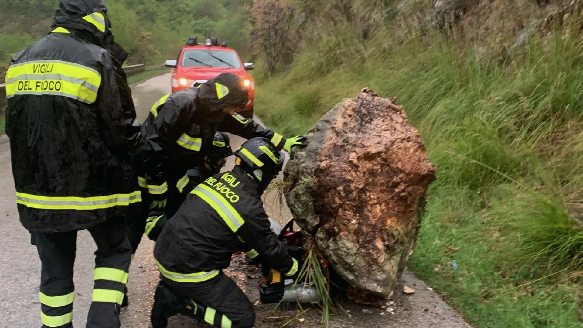 Conca Casale: masso di grosse dimensioni precipita sulla strada provinciale.  Intervengono i Vigili del Fuoco di Isernia.