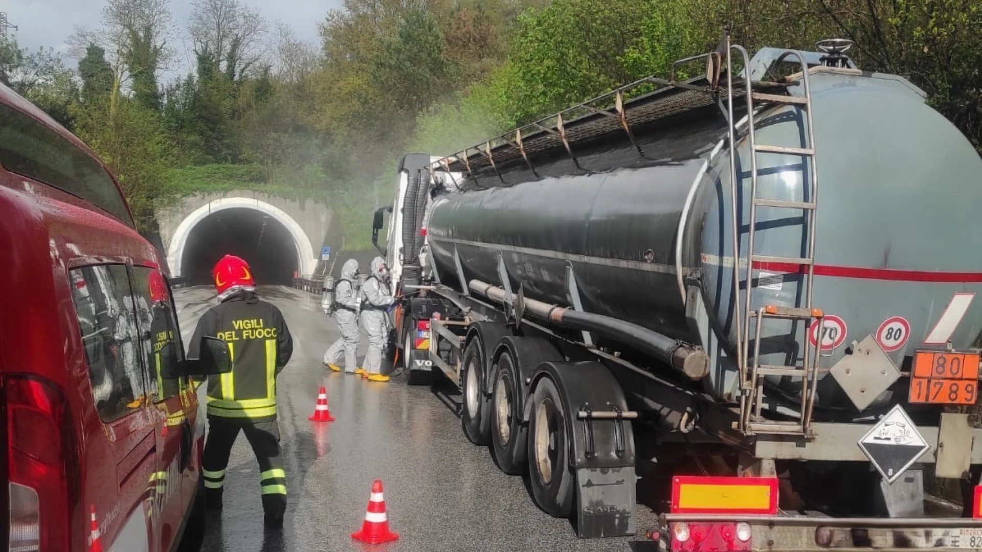 Isernia:  Incidente e perdita di acido cloridrico. Intervento dei Vigili del Fuoco tra le gallerie di Isernia Nord e Centro
